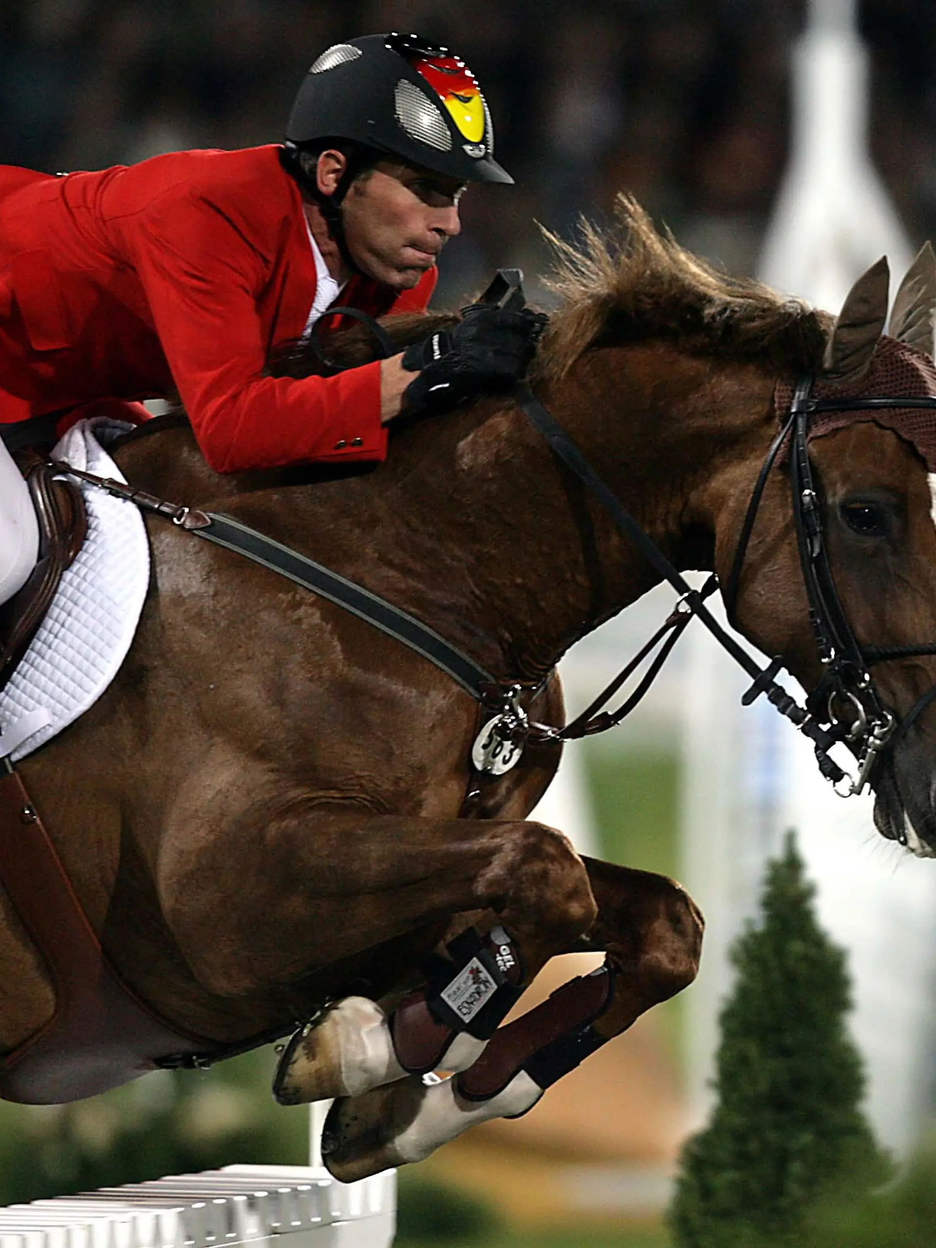Pferdesport-WM, FEI World Equestrian Games, Springen Mannschaft, am Donnerstag (31.08.2006) im Reitstadion in Aachen: Der deutsche Springreiter Ludger Beerbaum überspringt auf seinem Pferd L'Espoir ein Hindernis. Die Weltreiterspiele finden vom 20. August bis zum 3. September 2006 in Aachen statt. 800 Teilnehmer und 1000 Pferde gehen an den Start. 1,4 Millionen Euro Preisgelder werden vergeben, zudem 16 Goldmedaillen. Foto: Oliver Berg dpa/lnw (zu dpa 0928) +++(c) dpa - Bildfunk+++