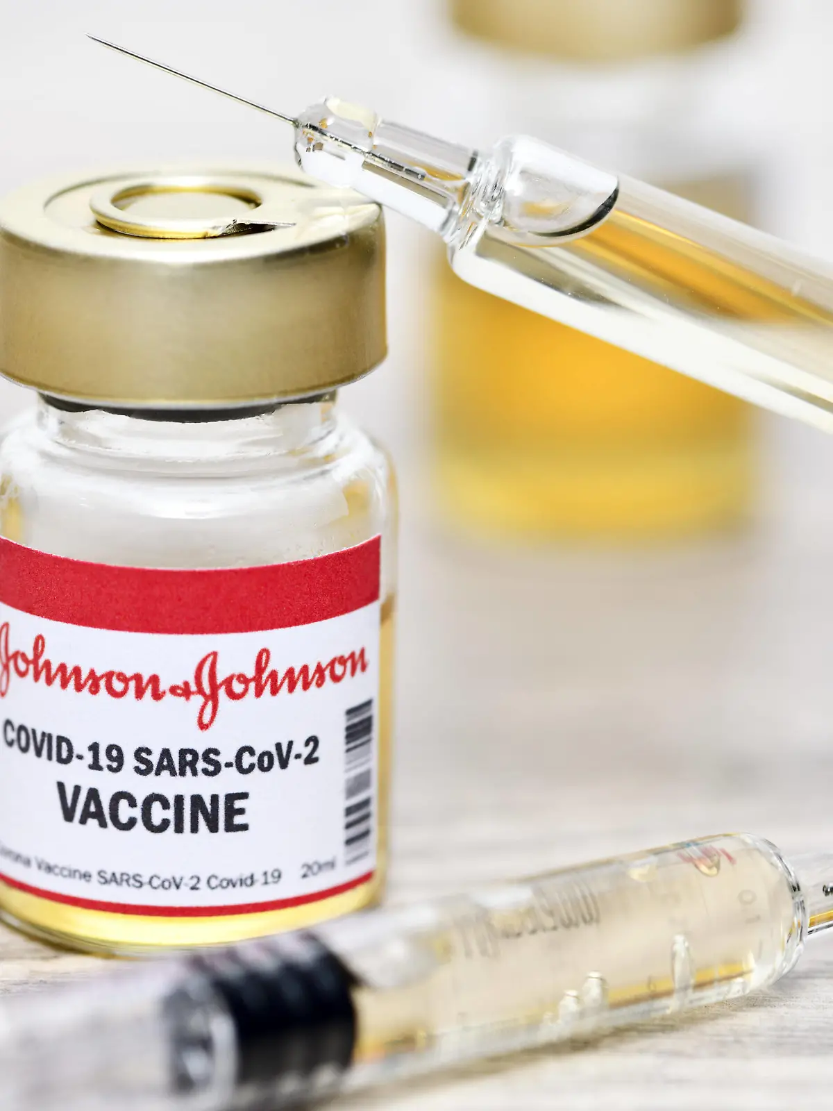 Injektionsflasche mit Impfspritzen, Corona-Impfstoff von Johnson&Johnson, Symbolfoto *** Injection bottle with vaccination syringes, Corona vaccine from Johnson Johnson, symbol photo 