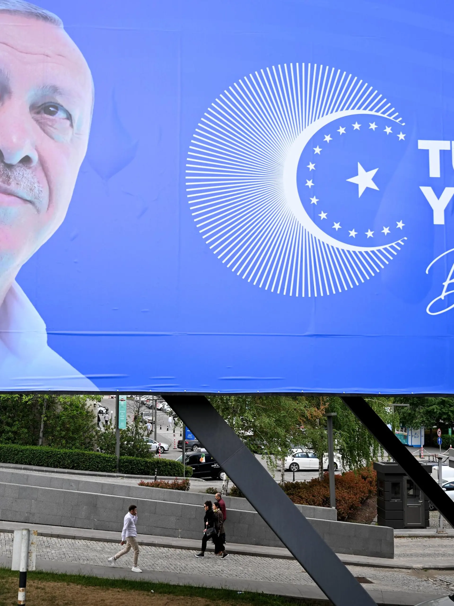 Turkey Election Campaign 8441992 25.05.2023 A view shows a poster of the current Turkish President Tayyip Erdogan in Ankara, Turkey. Pavel Bednyakov / Sputnik Ankara Turkey PUBLICATIONxINxGERxSUIxAUTxONLY Copyright: xPavelxBednyakovx