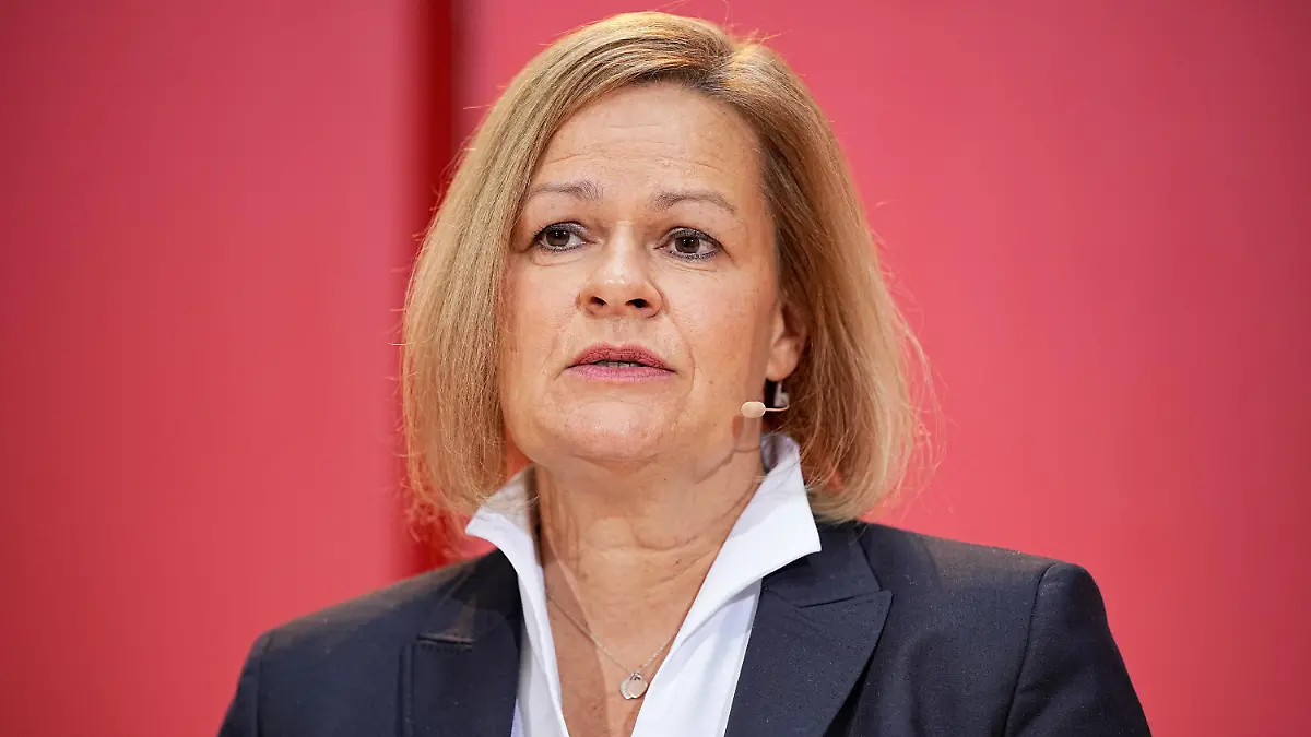 ARCHIV - 06.12.2021, Berlin: Nancy Faeser (SPD), designierte Bundesministerin des Innern, bei der Vorstellung der SPD-Minister und -Ministerinnen durch den designierten Bundeskanzler Scholz (SPD), im Willy-Brandt-Haus. (zu dpa: "Neun Polizisten bei Protesten verletzt: Faeser sieht hohe Belastung") Foto: Michael Kappeler/dpa +++ dpa-Bildfunk +++