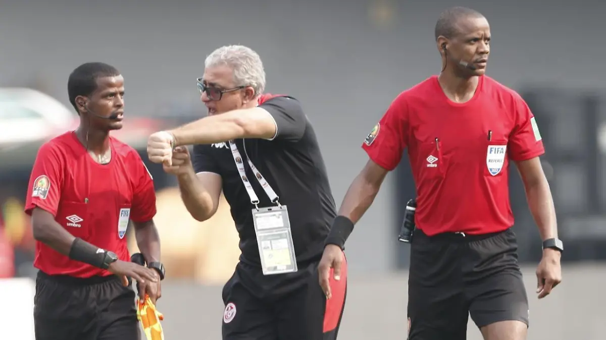 LIMBE, CAMEROON - JANUARY 12: Head coach of Tunisia Mondher Kebaier reacts to the Zambian referee of the match Janny Sikazwe after he finished the 2021 Africa Cup of Nations Group F match between Tunisia and Mali before regular time at Omnisport Stadium in Limbe, Cameroon on January 12, 2022. Haykel Hmima / Anadolu Agency