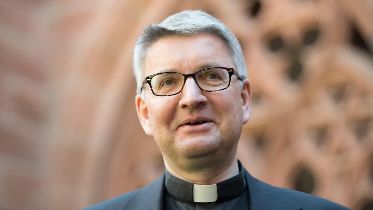 ARCHIV - 18.04.2017, Rheinland-Pfalz, Mainz: Der Mainzer Bischof Peter Kohlgraf steht vor dem Dom. Nach Ansicht von Kohlgraf muss der Zölibat in Zukunft nicht mehr der einzige Weg sein, um katholischer Priester zu werden. (zu dpa «Kohlgraf: Predigten durch Nichtgeweihte ein «Knackpunkt»») Foto: Arne Dedert/dpa +++ dpa-Bildfunk +++