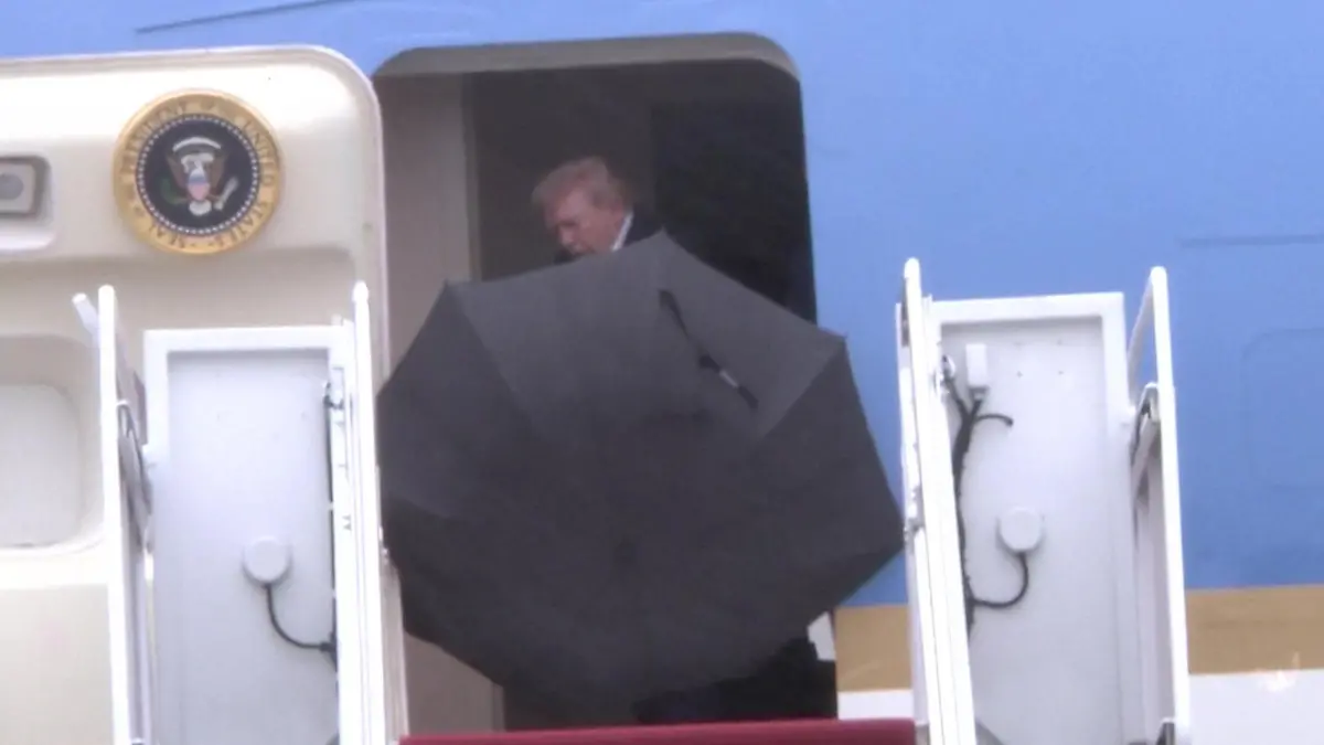 Donald Trump bleibt in Flugzeugtür stecken Das hatte er nicht auf dem Schirm!