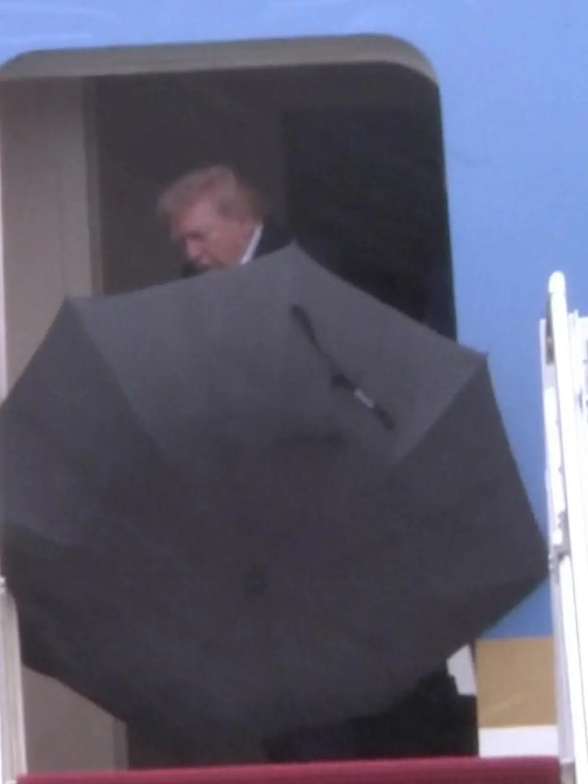 Bild zu: "Trump bleibt in Flugzeugtür stecken"