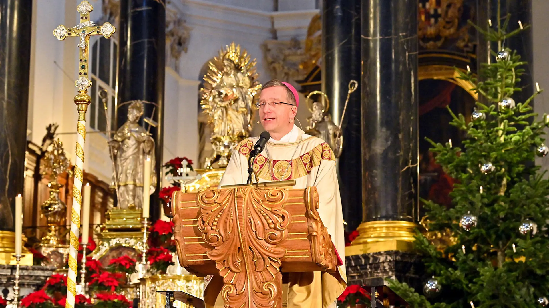HANDOUT - 25.12.2021, Hessen, Fulda: Der Fuldaer Bischof Michael Gerber predigt am am ersten Weihnachtstag im Fuldaer Dom. Gerber erneuerte in seiner Weihnachtspredigt seinen Impfaufruf. Wer im kalten Nebel ohne angemessene Kleidung unterwegs sei, gefährde die eigene Gesundheit, wer ohne Scheinwerfer fahre, zudem auch andere, betonte er. (zu dpa «Kirchen stellen Corona und Leid der Flüchtlinge in Mittelpunkt») Foto: Arnulf Mueller/Bistum Fulda/dpa - ACHTUNG: Nur zur redaktionellen Verwendung im Zusammenhang mit der aktuellen Berichterstattung und nur mit vollständiger Nennung des vorstehenden Credits +++ dpa-Bildfunk +++