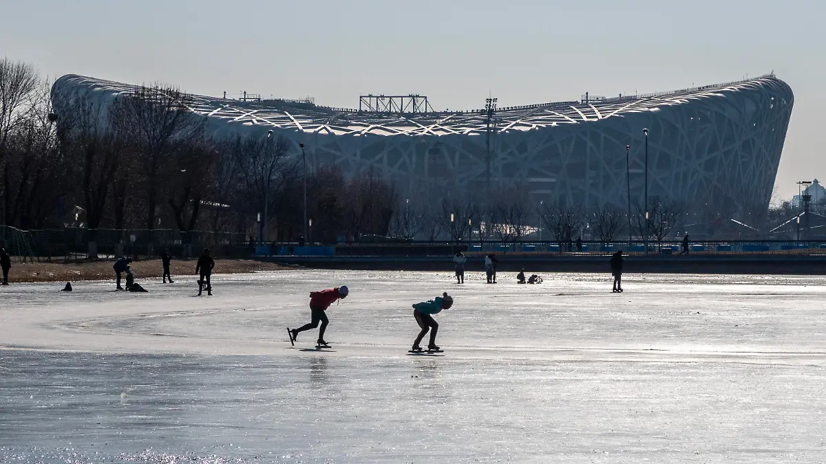 January 6, 2022, Beijing, Hebei, China: Skaters skate on a frozen lake next to the Nest, National Stadium, the venue to hold the opening ceremony of the Winter Olympic Games, Olympische Spiele, Olympia, OS in Beijing, China. Beijing China - ZUMAw80_ 20220106_zaf_w80_008 Copyright: xWiktorxDabkowskix