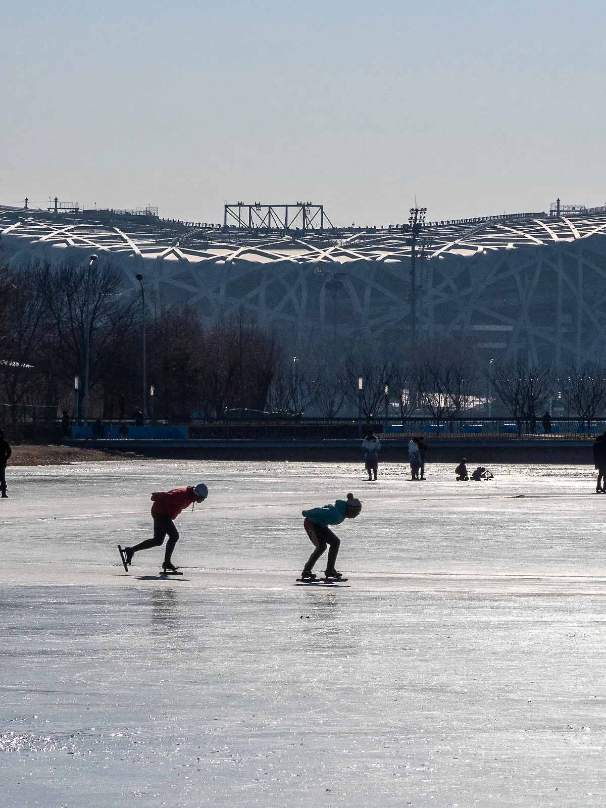  January 6, 2022, Beijing, Hebei, China: Skaters skate on a frozen lake next to the Nest, National Stadium, the venue to hold the opening ceremony of the Winter Olympic Games, Olympische Spiele, Olympia, OS in Beijing, China. Beijing China - ZUMAw80_ 20220106_zaf_w80_008 Copyright: xWiktorxDabkowskix