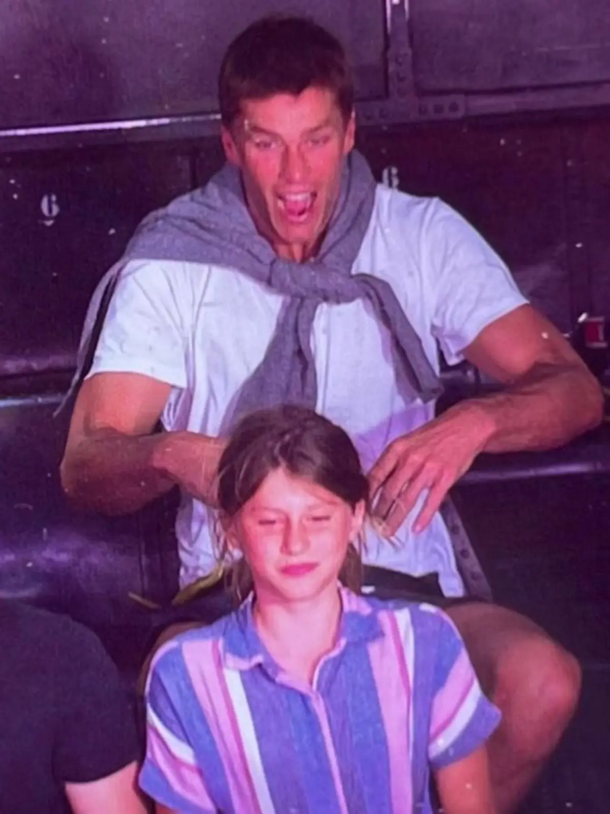 NFL-Legende Tom Brady (45) genießt die Fahrt mit dem Terror-Turm im Disneyland-Florida