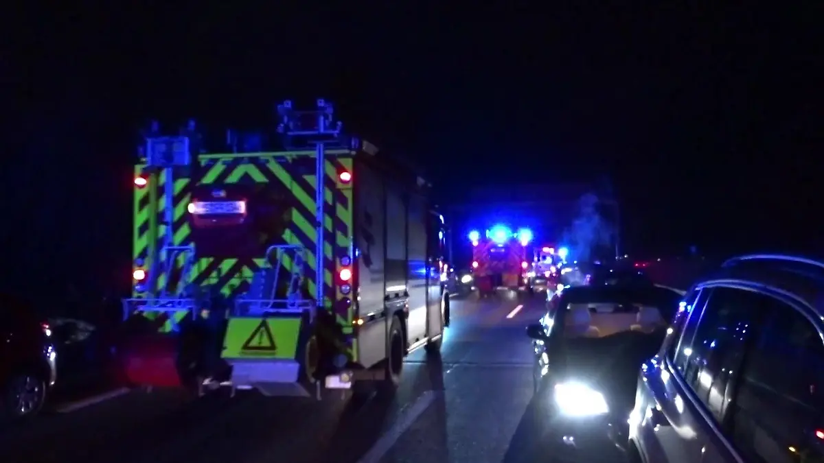 LKW blockiert A661.