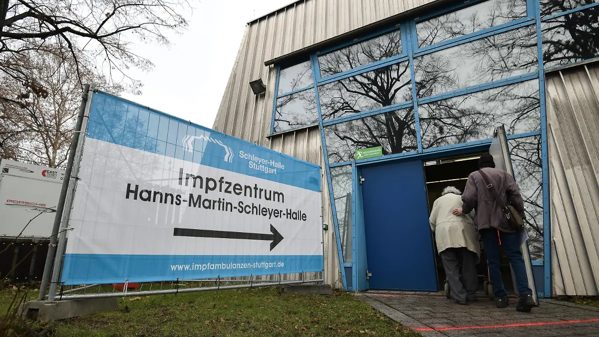  Impfzentrum Hanns-Martin-Schleyer-Halle Blick in das neueröffnete Impfzentrum in der Hanns-Martin-Schleyer-Halle. Stuttgart Hanns-Martin-Schleyer-Halle Germany *** Vaccination centre Hanns Martin Schleyer Halle View of the newly opened vaccination centre in the Hanns Martin Schleyer Halle Stuttgart Hanns Martin Schleyer Halle Germany Copyright: xLeifxPiechowskix