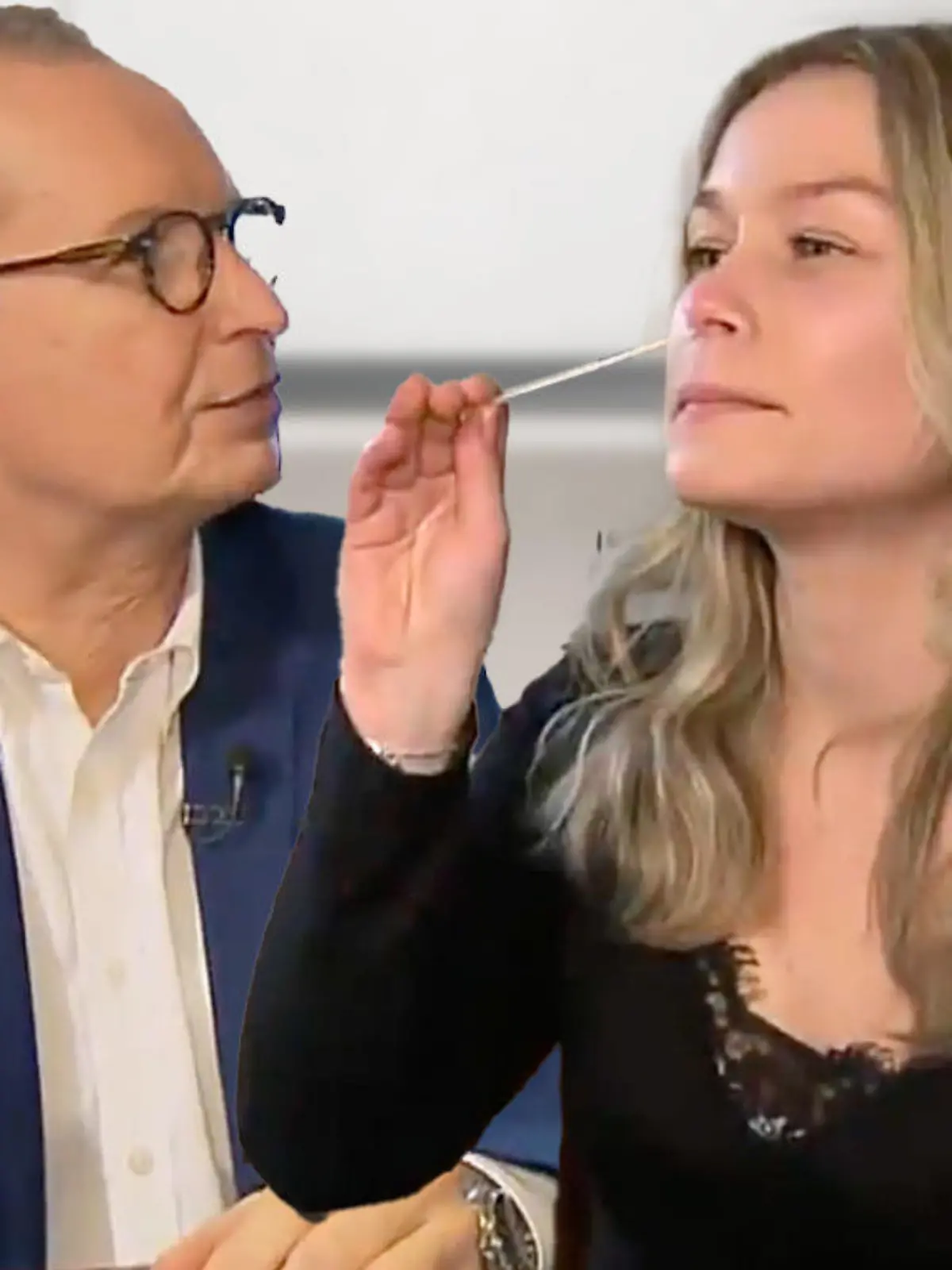 Richtige Durchführung: Arzt macht den Schnelltest-Check
