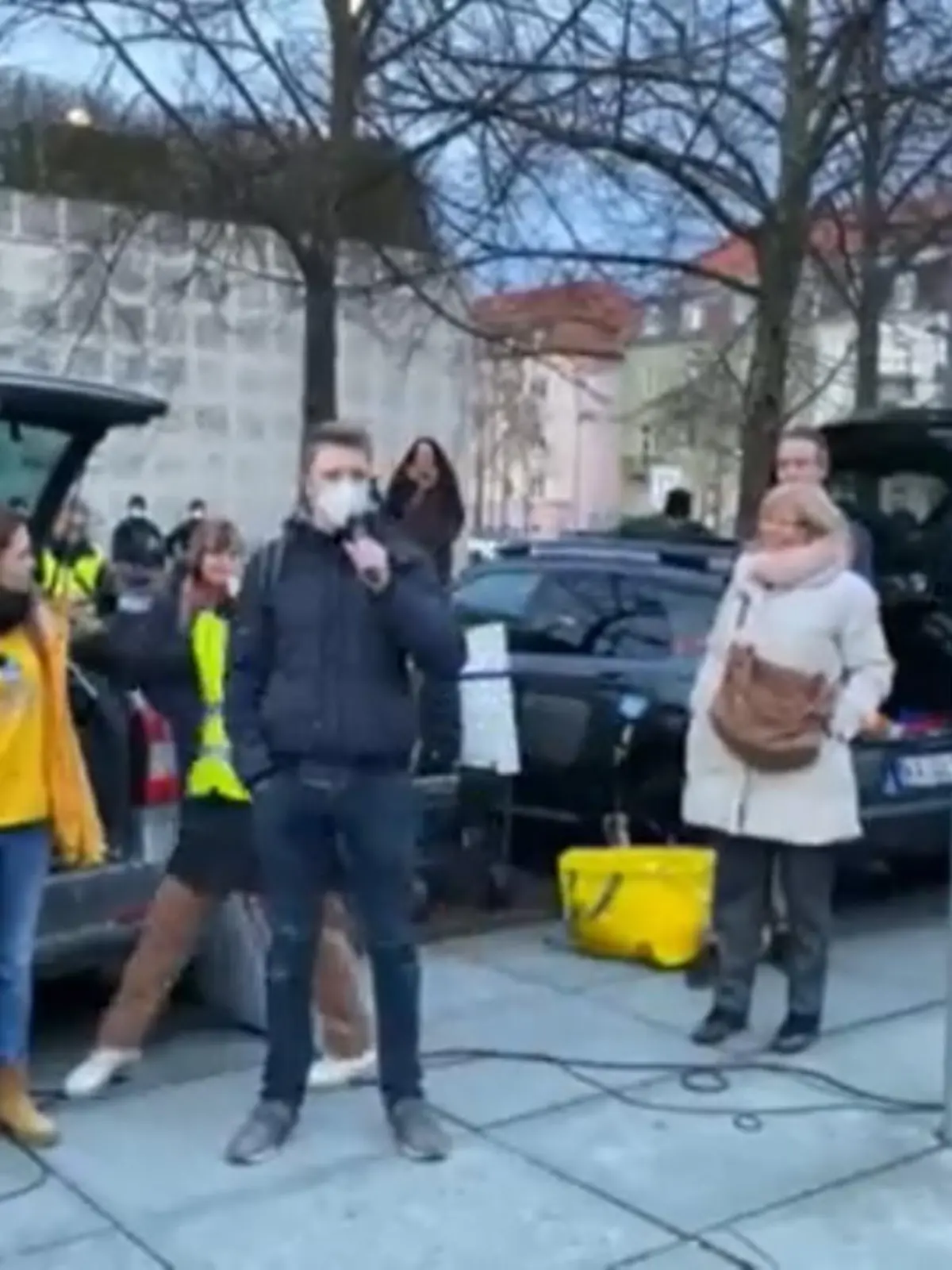 Mutiger Einsatz für unsere Gesundheit! In Karlsruhe demonstrieren Tausende gegen die Corona-Maßnahmen. Ein junger Mann stellt sich der Masse entgegen, schnappt sich das Mikrofon und ruft zum Impfen auf.