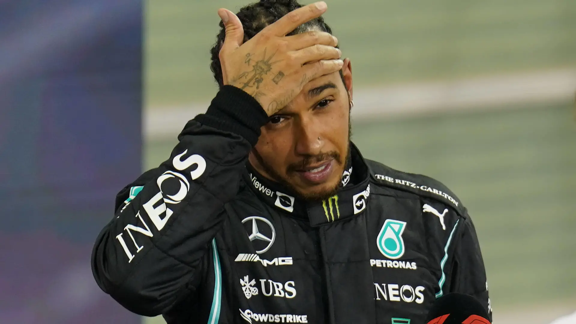  ABU DHABI GRAND PRIX 2021, 12/12/2021 Yas Marina Circuit, Yas Island 12th December 2021 Lewis Hamilton hand on head after the FORMULA 1 ETIHAD AIRWAYS ABU DHABI GRAND PRIX 2021 United Arab Emirates Eleanor Hoad Editorial Use Only PUBLICATIONxNOTxINxUK Copyright: xEleanorxHoadx ESM-0295-0034