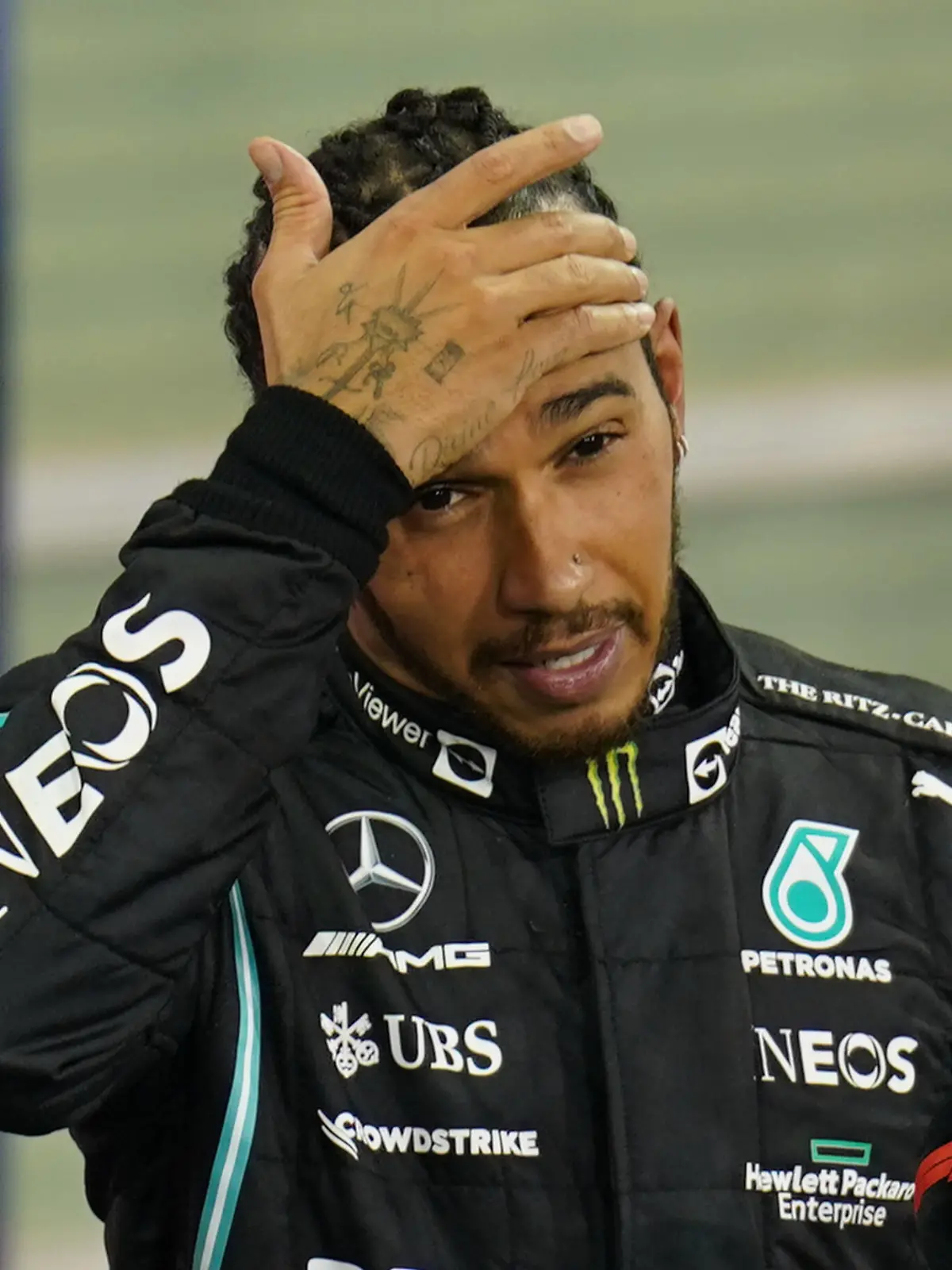  ABU DHABI GRAND PRIX 2021, 12/12/2021 Yas Marina Circuit, Yas Island 12th December 2021 Lewis Hamilton hand on head after the FORMULA 1 ETIHAD AIRWAYS ABU DHABI GRAND PRIX 2021 United Arab Emirates Eleanor Hoad Editorial Use Only PUBLICATIONxNOTxINxUK Copyright: xEleanorxHoadx ESM-0295-0034