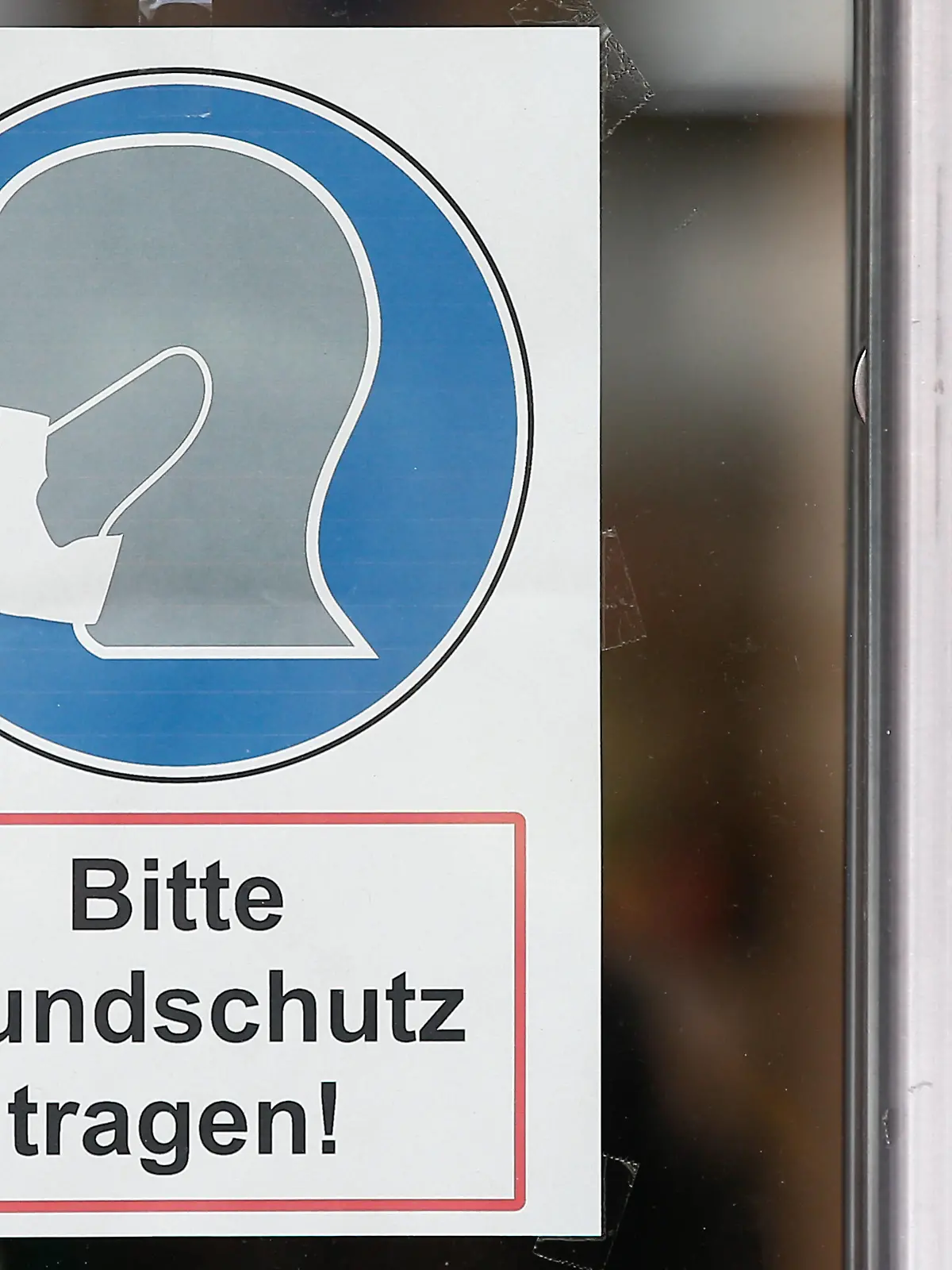  03.11.2020, xtgx, Symbolfotos Lockdown und Maskenpflicht in Wolfsburg. Hinweis, Hinweisschild, Maskenpflicht, Maske, Mundschutz Wolfsburg *** 03 11 2020, xtgx, Symbol Photos Lockdown and compulsory mask in Wolfsburg Notice, sign, compulsory mask, mask, face mask Wolfsburg