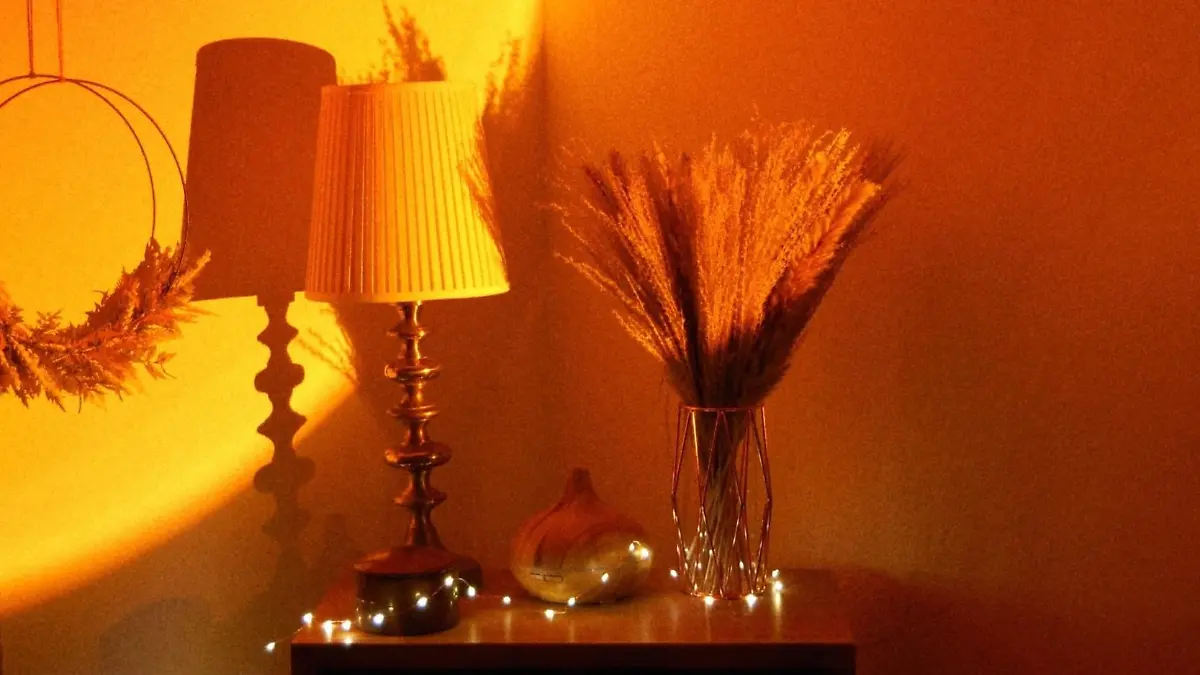 Sunset Lamp leuchtet in warmen Farben.