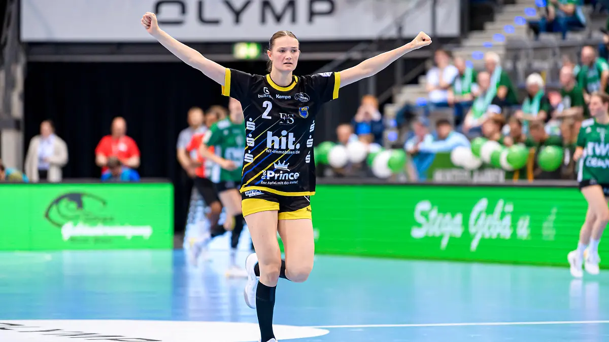 ARCHIV - 28.05.2022, Baden-Württemberg, Stuttgart: Handball, Frauen: DHB-Pokal, VfL Oldenburg - Buxtehuder SV, Final Four, Halbfinale in der Porsche-Arena: Liv Süchting vom Buxtehuder SV jubelt. Die Handballerin wurde wegen eines Gehirntumors operiert (zu dpa: «Buxtehuder Handballerin Liv Süchting wegen Gehirntumors operiert») Foto: Marco Wolf/dpa +++ dpa-Bildfunk +++