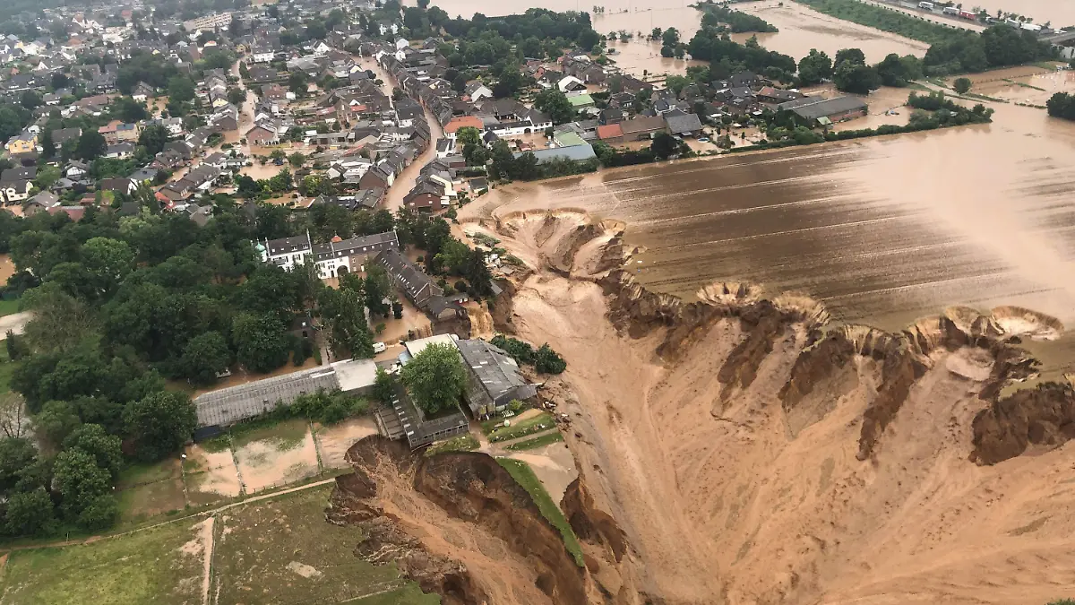 ARCHIV - 15.07.2021, Nordrhein-Westfalen, Erftstadt: Ein Foto, das die Bezirksregierung Köln am Freitag über Twitter verbreitete, zeigt Überschwemmungen in Erftstadt-Blessem. Laut der Behörde sind einige Häuser eingestürzt, mehrere Menschen würden vermisst. (zu dpa «Rekordschaden 2021 für Versicherungen durch Naturkatastrophen») Foto: Rhein-Erft-Kreis/dpa - ACHTUNG: Nur zur redaktionellen Verwendung im Zusammenhang mit der aktuellen Berichterstattung und nur mit vollständiger Nennung des vorstehenden Credits +++ dpa-Bildfunk +++