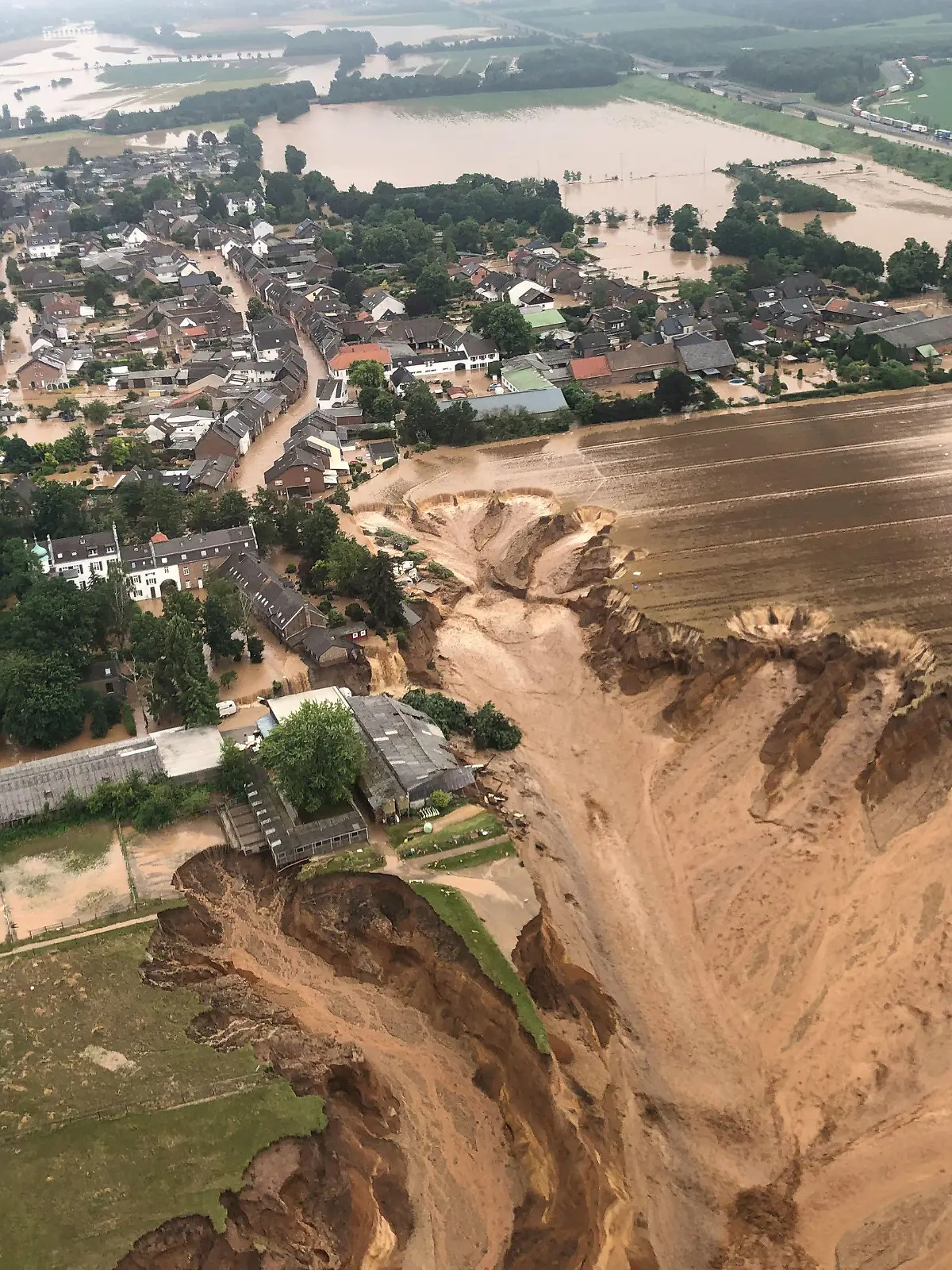 ARCHIV - 15.07.2021, Nordrhein-Westfalen, Erftstadt: Ein Foto, das die Bezirksregierung Köln am Freitag über Twitter verbreitete, zeigt Überschwemmungen in Erftstadt-Blessem. Laut der Behörde sind einige Häuser eingestürzt, mehrere Menschen würden vermisst. (zu dpa «Rekordschaden 2021 für Versicherungen durch Naturkatastrophen») Foto: Rhein-Erft-Kreis/dpa - ACHTUNG: Nur zur redaktionellen Verwendung im Zusammenhang mit der aktuellen Berichterstattung und nur mit vollständiger Nennung des vorstehenden Credits +++ dpa-Bildfunk +++