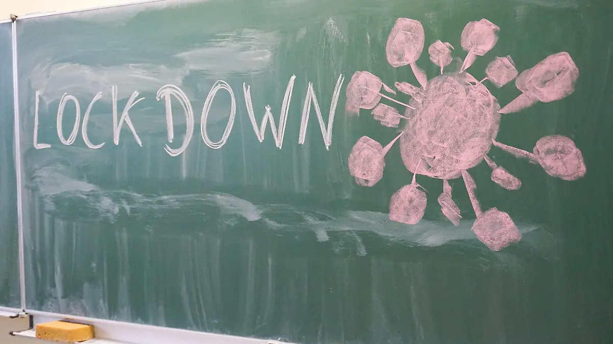  Melle, Deutschland 12. Dezember 2020: An eine Schultafel in einem Klassenzimmer wurde mit Kreide das Wort Lockdown geschrieben und ein Virussymbol gemalt. Niedersachsen *** Melle, Germany 12 December 2020 On a blackboard in a classroom the word Lockdown was written with chalk and a virus symbol was painted Lower Saxony Copyright: xFotostandx/xLammerschmidtx