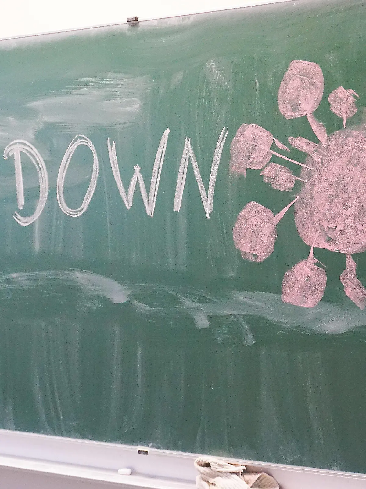  Melle, Deutschland 12. Dezember 2020: An eine Schultafel in einem Klassenzimmer wurde mit Kreide das Wort Lockdown geschrieben und ein Virussymbol gemalt. Niedersachsen *** Melle, Germany 12 December 2020 On a blackboard in a classroom the word Lockdown was written with chalk and a virus symbol was painted Lower Saxony Copyright: xFotostandx/xLammerschmidtx