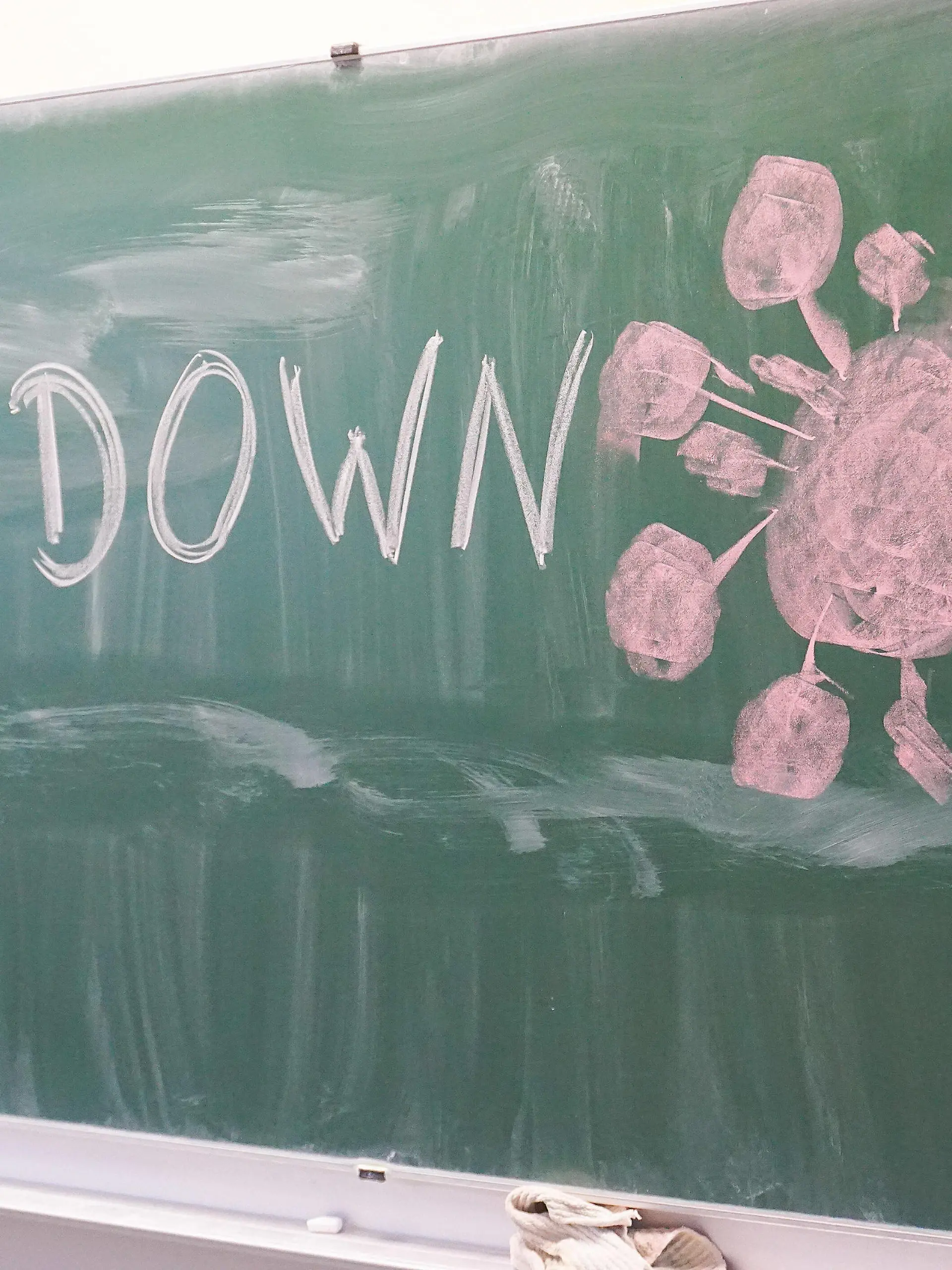  Melle, Deutschland 12. Dezember 2020: An eine Schultafel in einem Klassenzimmer wurde mit Kreide das Wort Lockdown geschrieben und ein Virussymbol gemalt. Niedersachsen *** Melle, Germany 12 December 2020 On a blackboard in a classroom the word Lockdown was written with chalk and a virus symbol was painted Lower Saxony Copyright: xFotostandx/xLammerschmidtx