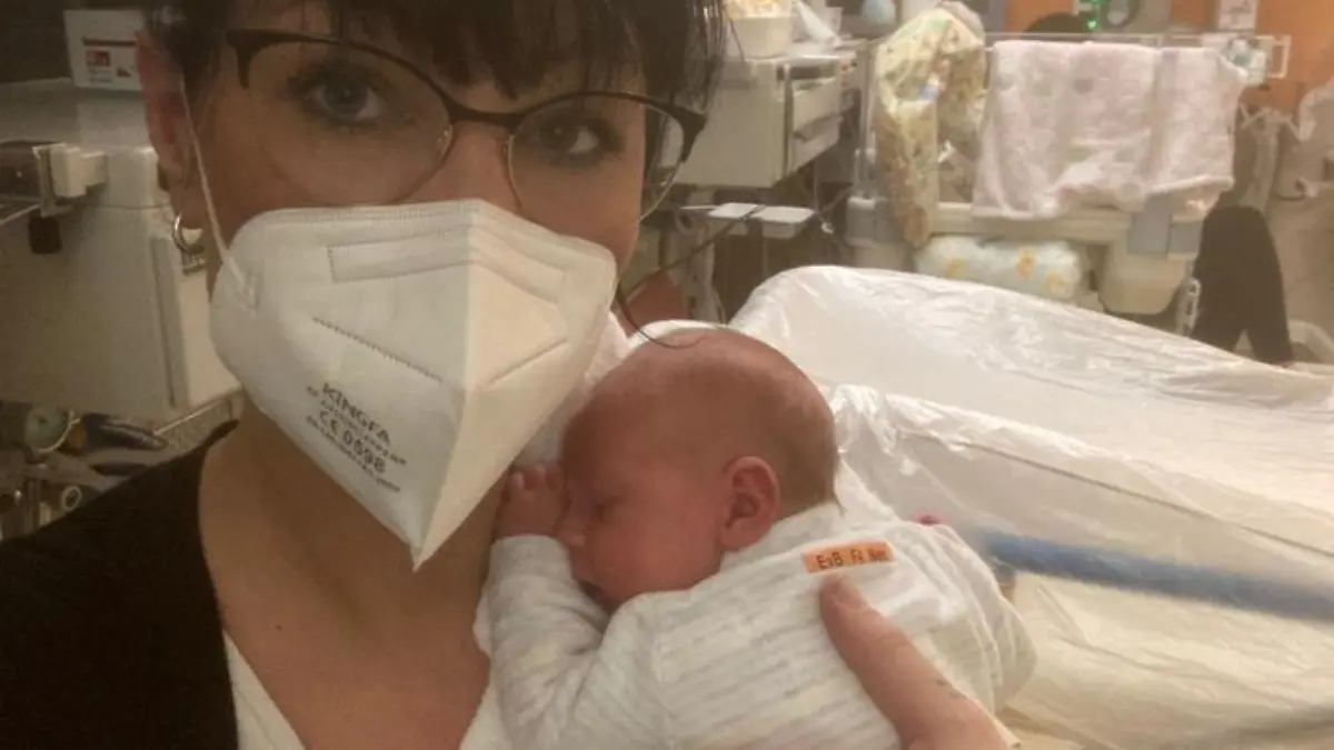 Jenny Fiedler zusammen mit ihrem Sohn Fritz im Krankenhaus
