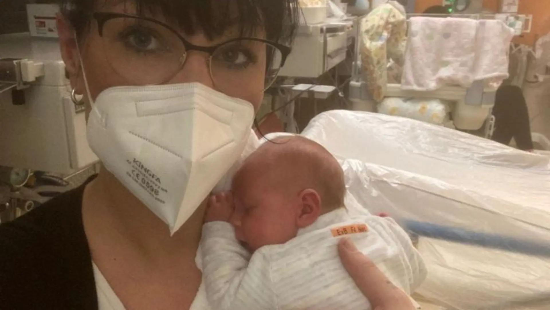 Jenny Fiedler zusammen mit ihrem Sohn Fritz im Krankenhaus