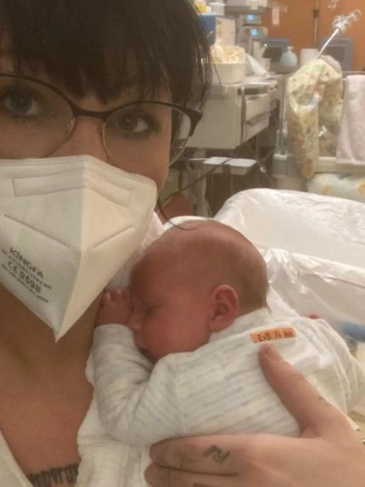 Jenny Fiedler zusammen mit ihrem Sohn Fritz im Krankenhaus
