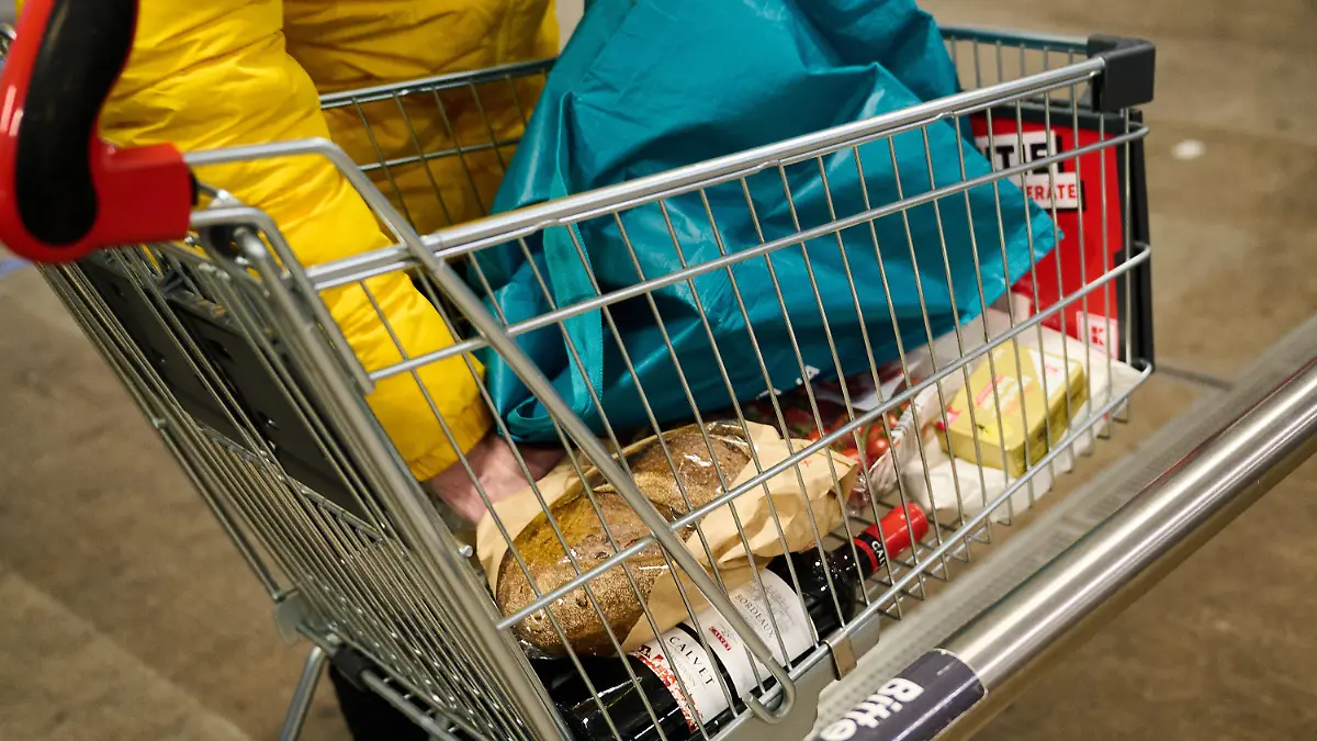 ARCHIV - 29.11.2021, Berlin: Ein Mann packt seine gekauften Lebensmittel in seine Tüte. Nach Jahren moderater Inflationsraten müssen die Menschen in Deutschland 2021 einen sprunghaften Anstieg der Verbraucherpreise verkraften. (zu dpa «Inflation gestiegen - Höchster Stand seit 1993 möglich») Foto: Annette Riedl/dpa +++ dpa-Bildfunk +++