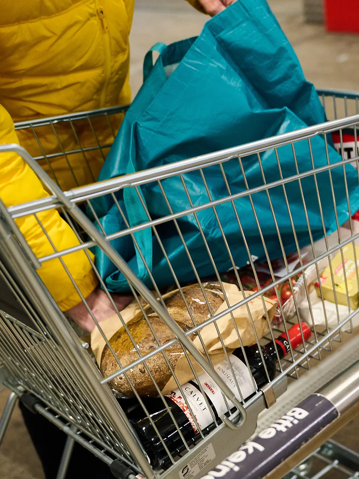 ARCHIV - 29.11.2021, Berlin: Ein Mann packt seine gekauften Lebensmittel in seine Tüte. Nach Jahren moderater Inflationsraten müssen die Menschen in Deutschland 2021 einen sprunghaften Anstieg der Verbraucherpreise verkraften. (zu dpa «Inflation gestiegen - Höchster Stand seit 1993 möglich») Foto: Annette Riedl/dpa +++ dpa-Bildfunk +++