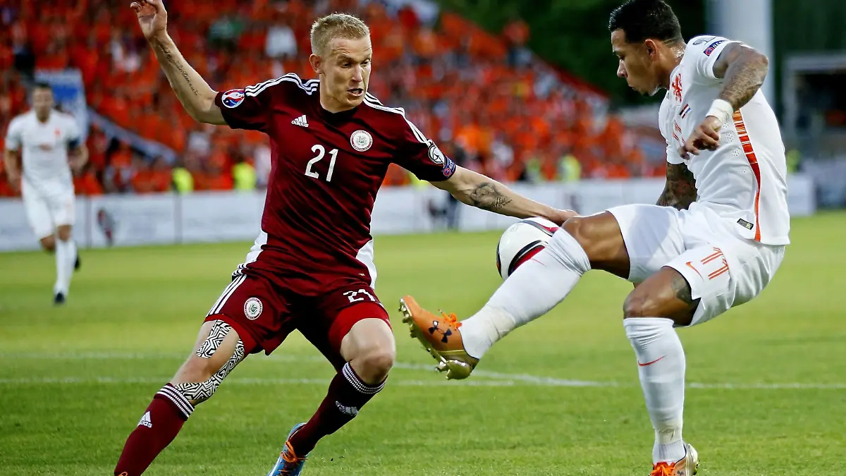 (L-R) Gints Freimanis of Latvia, Memphis Depay of the Netherlands during the UEFA EURO EM Europameisterschaft Fussball 2016 qualifying match between Latvia and The Netherlands on June 12, 2015 at the Skonto stadium in Riga, The Netherlands. xVIxxIVx PUBLICATIONxINxGERxSUIxAUTxHUNxPOLxJPNxONLY 3983288
l r Gints Freimanis of Latvia Memphis Depay of The Netherlands during The UEFA Euro euro European Championship Football 2016 Qualifying Match between Latvia and The Netherlands ON June 12 2015 AT The Discount Stage in Riga The Netherlands xVIxxIVx PUBLICATIONxINxGERxSUIxAUTxHUNxPOLxJPNxONLY