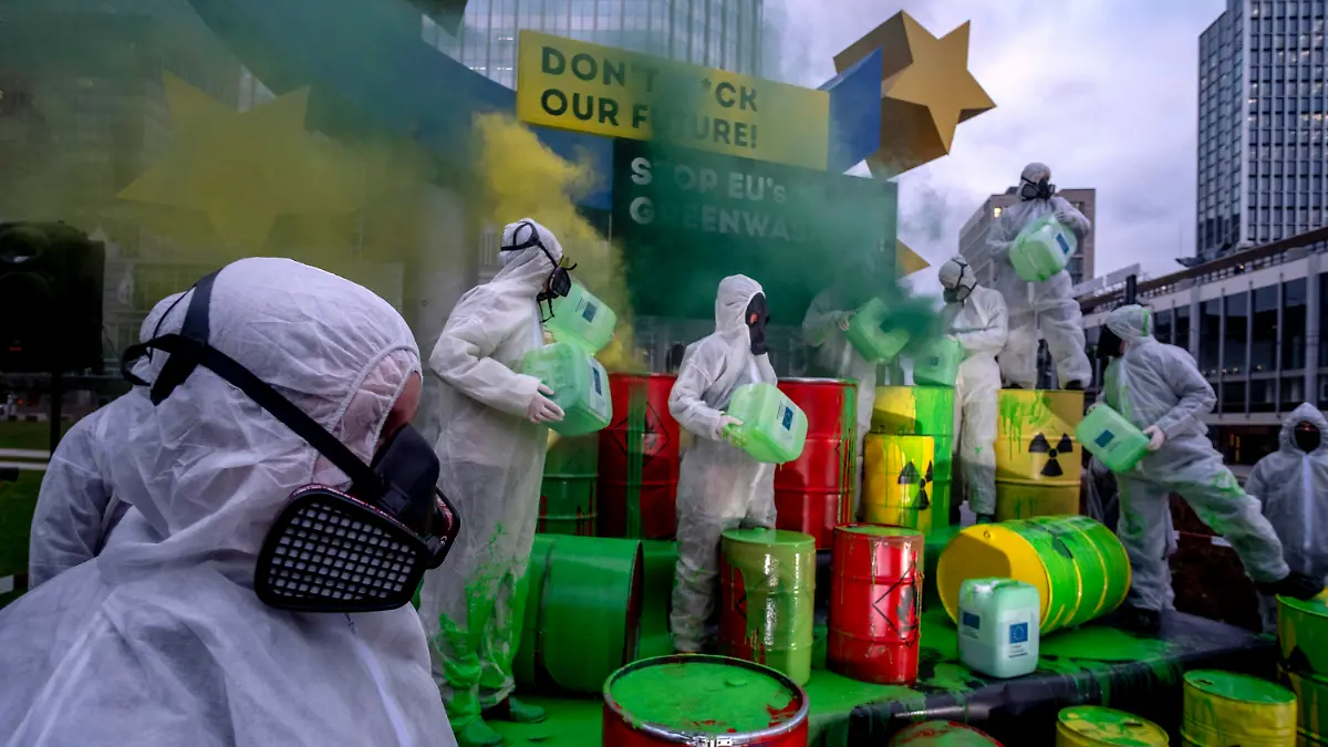 Environmental activists of Greenpeace and the "Koala Kollektiv" protest against the European Union's greenwashing of nuclear energy under the Euro sculpture in Frankfurt, Germany, Tuesday, Jan. 11, 2022. (Photo/Michael Probst)