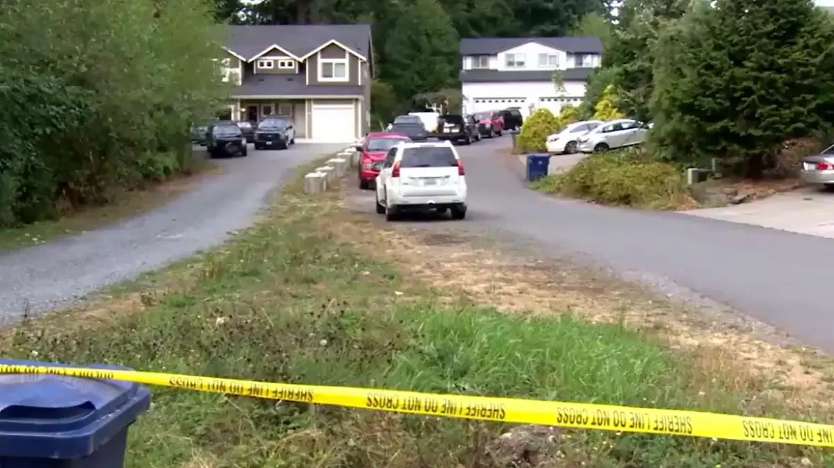 Haus umringt von amerikanischen Polizeiautos