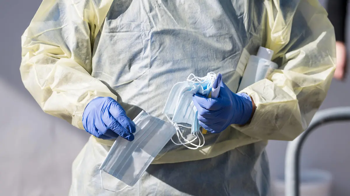 medizinisches Personal an der Anlaufstelle für Corona-Verdachtsfälle Die zweite Corona-Ambulanz wird eingerichtet um mehr Bürgerinnen und Bürgern auf eine Infektion durch das neuartige Corona-Virus testen zu können. Dadurch werden die niedergelassenen Ärztinnen und Ärzte sowie die erste Corona-Ambulanz am Standort Klinikum Bremen-Mitte entlastet. 16.03.2020, Corona-Ambulanz am Klinikum Bremen-Ost, Bremen, GER, Eröffnung zweite Corona-Ambulanz in Bremen, Germany *** Medical staff at the contact point for suspected cases of corona The second corona outpatient clinic will be set up in order to be able to test more citizens for an infection by the new corona virus This will relieve the burden on the doctors in private practice and the first corona outpatient clinic at Klinikum Bremen Mitte 16 03 2020, Corona Outpatient Clinic at Klinikum Br xmex