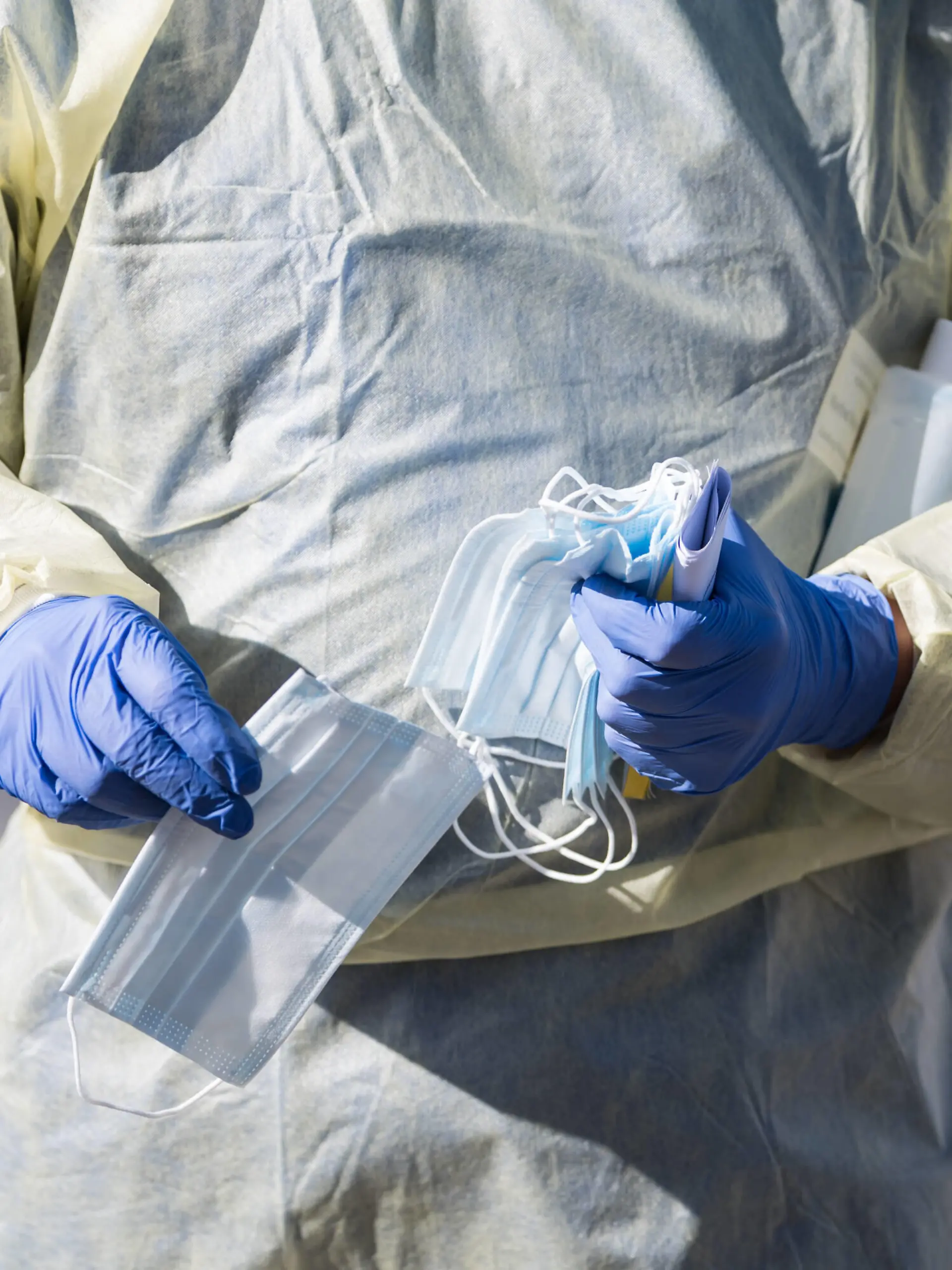  medizinisches Personal an der Anlaufstelle für Corona-Verdachtsfälle Die zweite Corona-Ambulanz wird eingerichtet um mehr Bürgerinnen und Bürgern auf eine Infektion durch das neuartige Corona-Virus testen zu können. Dadurch werden die niedergelassenen Ärztinnen und Ärzte sowie die erste Corona-Ambulanz am Standort Klinikum Bremen-Mitte entlastet. 16.03.2020, Corona-Ambulanz am Klinikum Bremen-Ost, Bremen, GER, Eröffnung zweite Corona-Ambulanz in Bremen, Germany *** Medical staff at the contact point for suspected cases of corona The second corona outpatient clinic will be set up in order to be able to test more citizens for an infection by the new corona virus This will relieve the burden on the doctors in private practice and the first corona outpatient clinic at Klinikum Bremen Mitte 16 03 2020, Corona Outpatient Clinic at Klinikum Br xmex