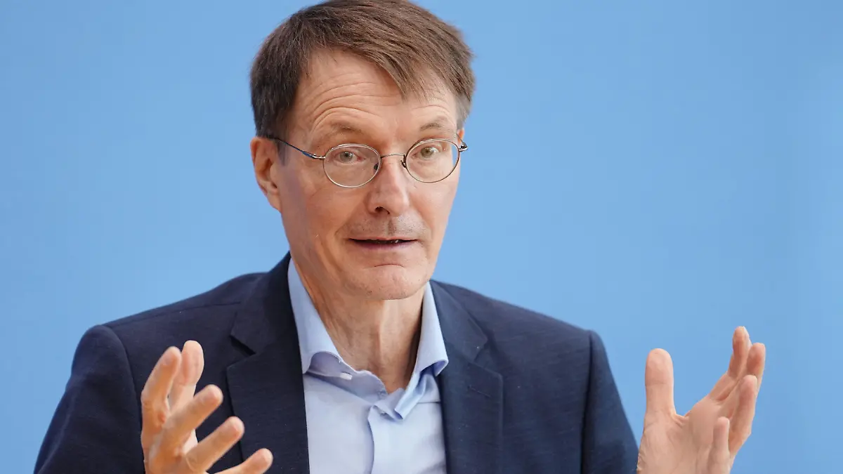 ARCHIV - 22.12.2021, Berlin: Karl Lauterbach (SPD), Bundesminister für Gesundheit, spricht während einer Pressekonferenz zur aktuellen Corona-Lage. (zu dpa: «Lauterbach zu 2G-plus-Regelung in Gastronomie: Deutliche Verbesserung») Foto: Kay Nietfeld/dpa +++ dpa-Bildfunk +++