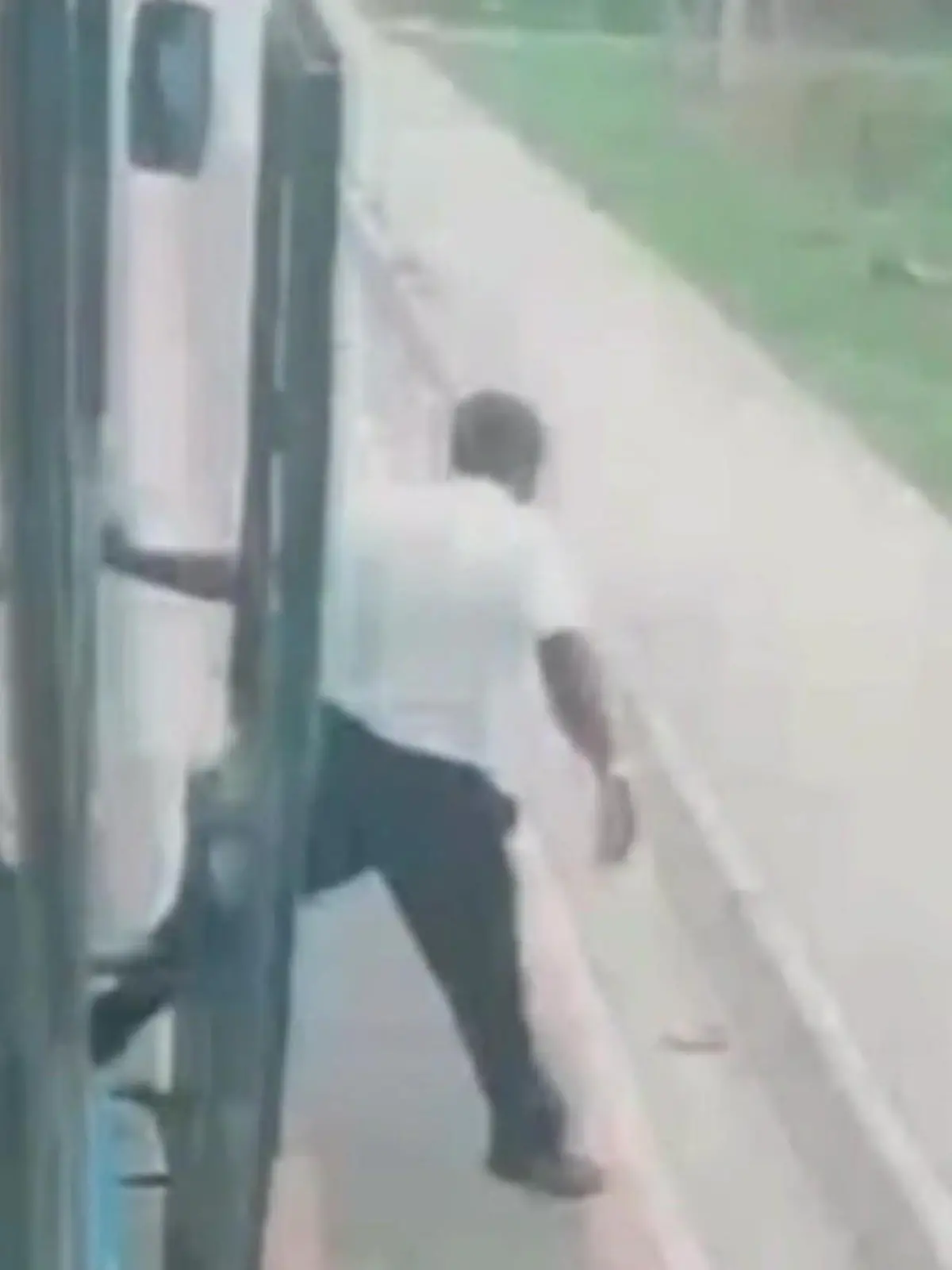 Bild zu: "Fahrer springt aus Bus – um Kleinkind das Leben zu retten!"