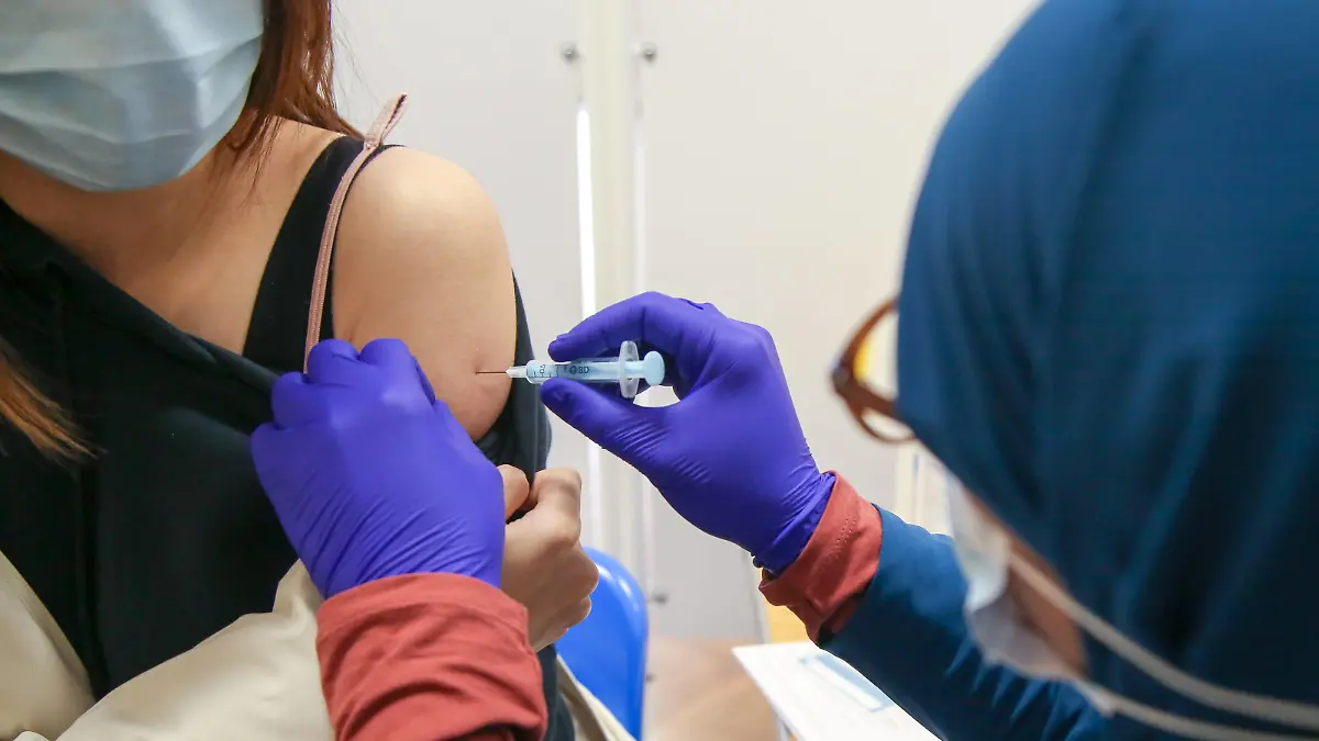 December 25, 2021, London, United Kingdom: A vaccinator administers a Covid-19 booster jab to a woman at a vaccination centre. London United Kingdom - ZUMAs197 20211225_zaa_s197_192 Copyright: xDinendraxHariax