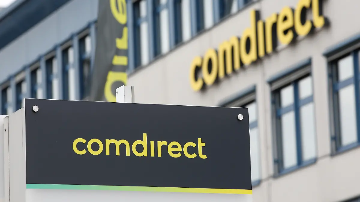 Das Logo der Comdirect Bank AG ist am 18.07.2016 an dem Sitz der Bank in Quickborn (Schleswig-Holstein) zu sehen. Die Online-Bank Comdirect hat mit technischen Schwierigkeiten zu kämpfen. Nach Medienberichten landeten Nutzer nach dem Login nicht auf dem eigenen Konto, sondern auf fremden Konten. Foto: Bodo Marks/dpa ++