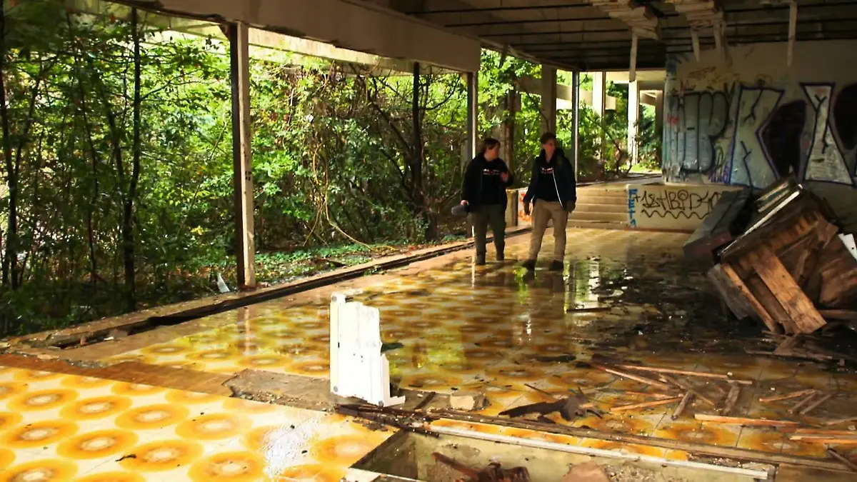 Urban Explorer suchen verlassene Ruinen Auf der Suche nach Lost Places
