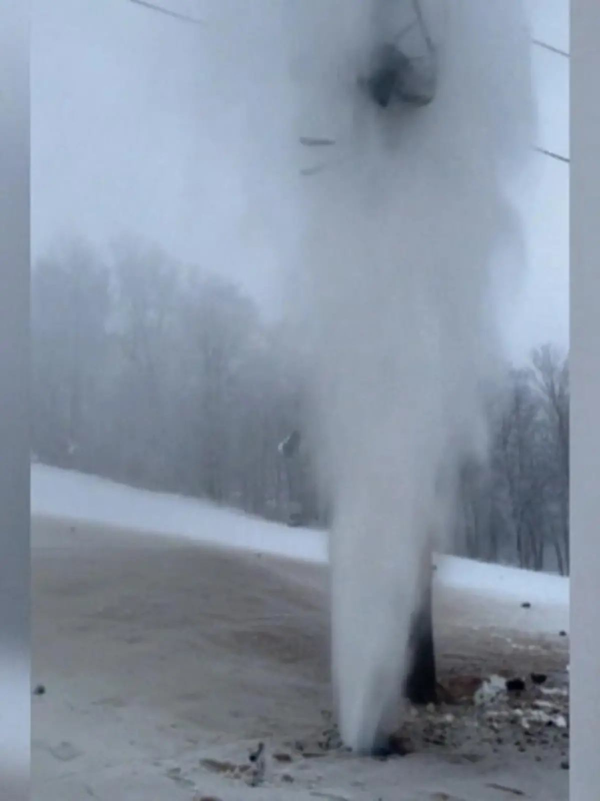 Im Skigebiet Beach Mountain in North Carolina wurden mehrere Skifahrer im Lift von einer Wasserfontäne überrascht, die plötzlich 15 Meter hoch aus dem Boden schoss. Offenbar war zuvor ein Rohr beschädigt worden, das die Katastrophe auslöste.