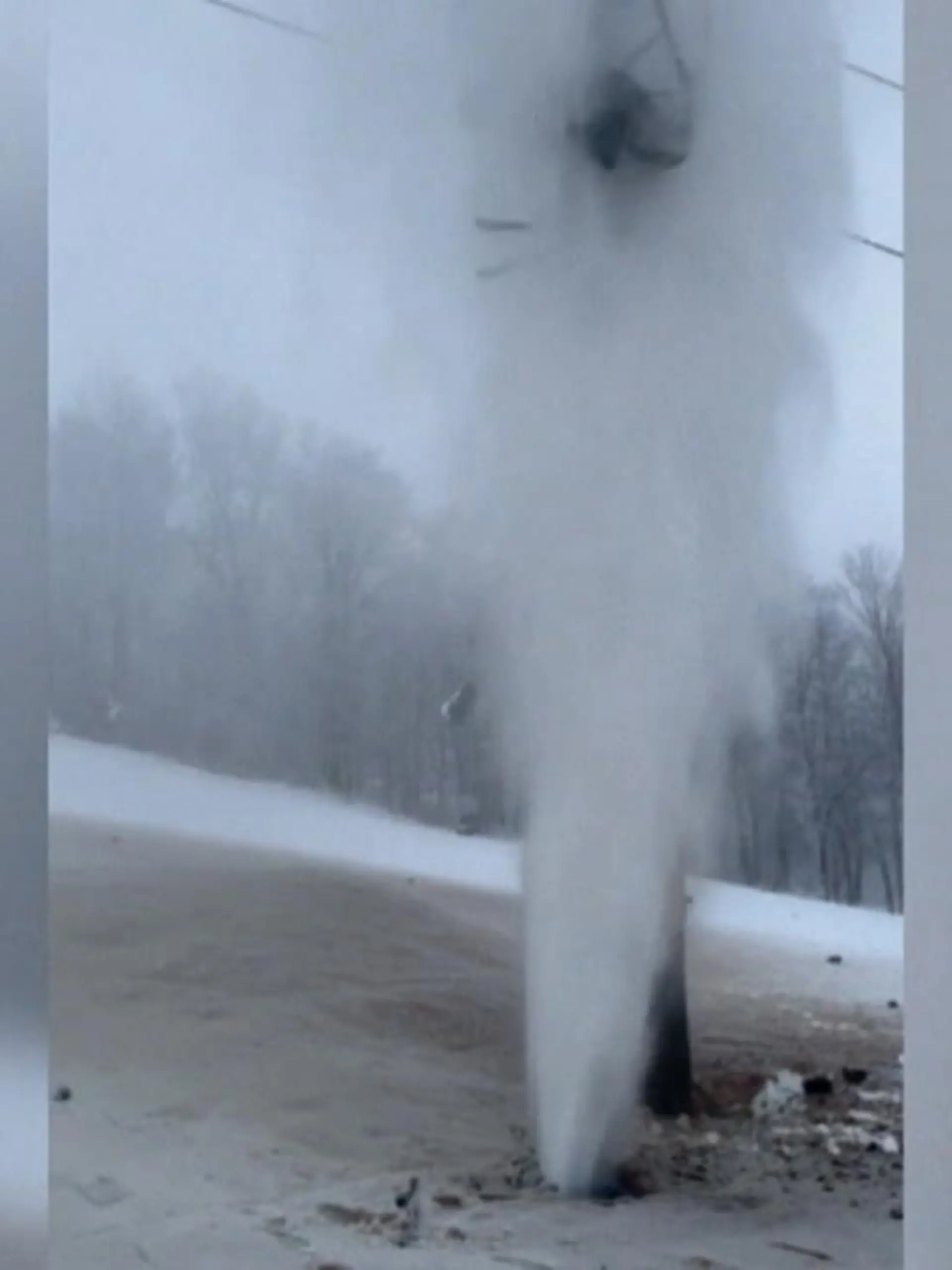 Im Skigebiet Beach Mountain in North Carolina wurden mehrere Skifahrer im Lift von einer Wasserfontäne überrascht, die plötzlich 15 Meter hoch aus dem Boden schoss. Offenbar war zuvor ein Rohr beschädigt worden, das die Katastrophe auslöste.
