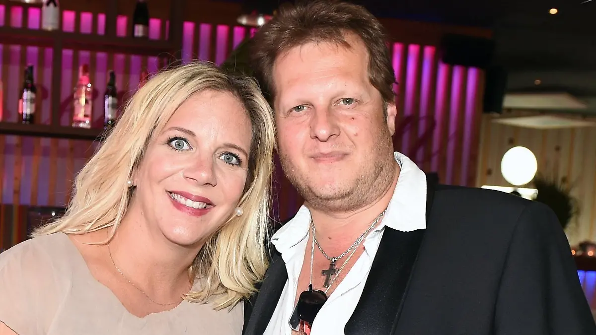 ARCHIV - 08.05.2016, Spanien, Palma De Malloca: Jens Büchner («Mallorca-Jens»), Entertainer, und seine damals schwangere Freundin Daniela Karabas kommen zum Saison-Opening im Megapark an. (zu dpa "Todkrank im Reality-TV: Wenn die Kamera weiterläuft") Foto: Jens Kalaene/dpa-Zentralbild/dpa +++ dpa-Bildfunk +++