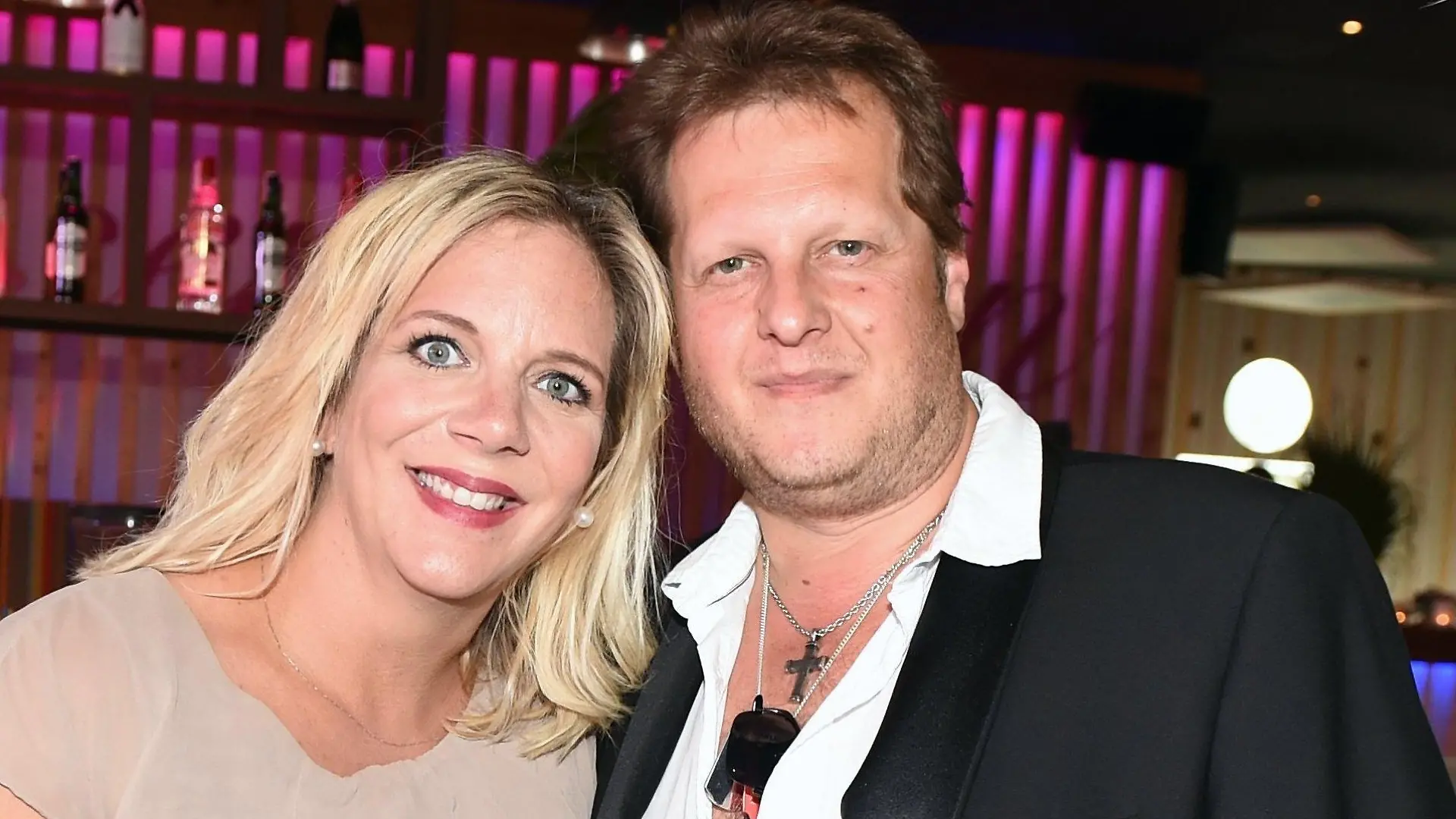 ARCHIV - 08.05.2016, Spanien, Palma De Malloca: Jens Büchner («Mallorca-Jens»), Entertainer, und seine damals schwangere Freundin Daniela Karabas kommen zum Saison-Opening im Megapark an. (zu dpa "Todkrank im Reality-TV: Wenn die Kamera weiterläuft") Foto: Jens Kalaene/dpa-Zentralbild/dpa +++ dpa-Bildfunk +++