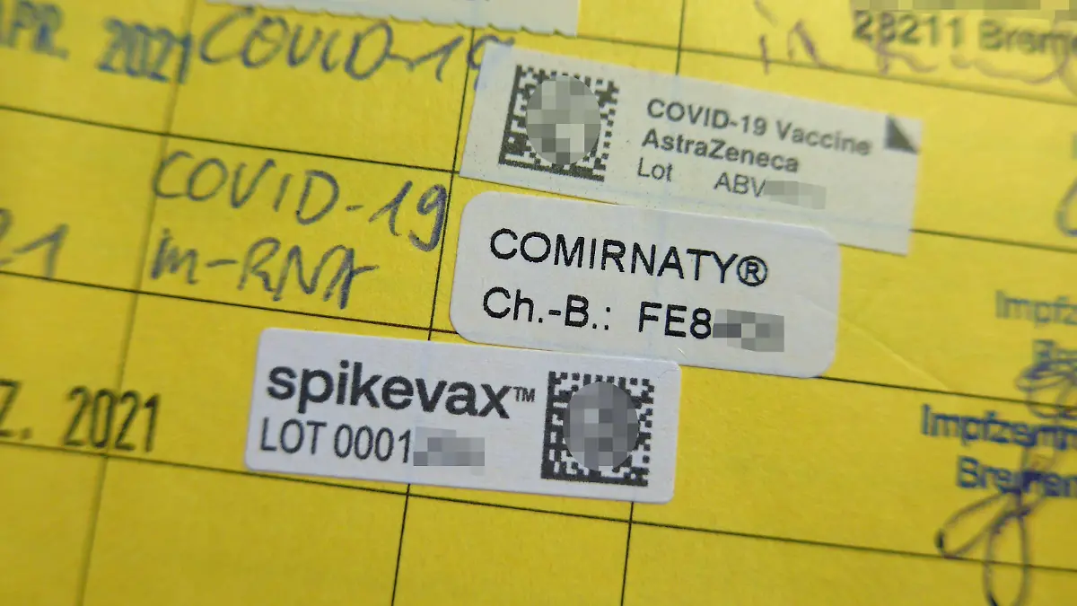 Impfpass mit Aufklebern für Covid-19-Kreuzimpfung mit den Impfstoffen AstraZeneca und Biontech und Auffrischung mit Moderna fünf Monate später, verabreicht im Bremer Impfzentrum. *** Vaccination certificate with stickers for Covid 19 cross-vaccination with AstraZeneca and Biontech vaccines and booster with Moderna five months later, administered at the Bremen Vaccination Centre 