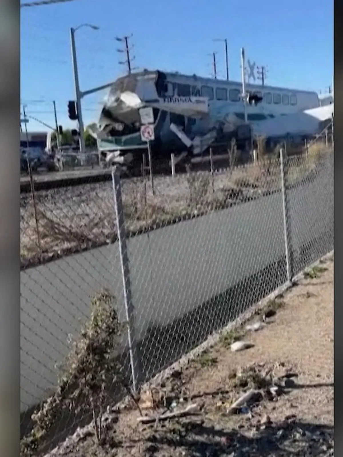 Das war Rettung in letzter Sekunde! In Los Angeles stürzt ein Pilot mit seiner Cessna auf ein Bahngleis. Polizisten ziehen ihn in aus dem Wrack wie man auf den Aufnahmen der Bodycam sieht. Kurz danach rast ein Zug über die Unglücksstelle. Trümmerteile fliegen durch die Luft - ein echter Horrorfilm, der glücklicherweise ein Happy End hat. Im Zug wurde niemand verletzt und auch der Pilot ist wohlauf. Dieser Mann hatte offenbar gleich mehrere Schutzengel.