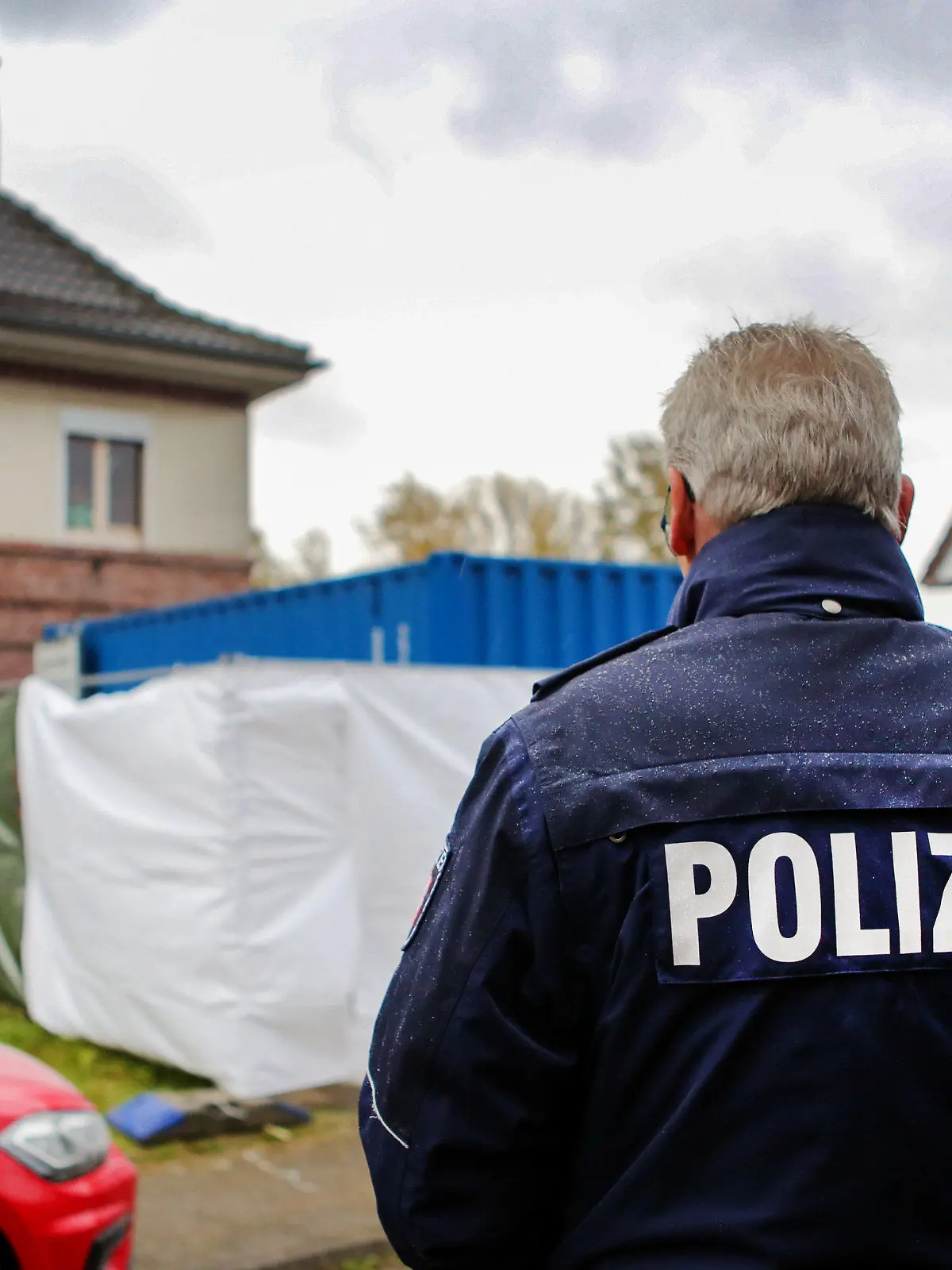 ARCHIV - 11.11.2019, Nordrhein-Westfalen, Alsdorf: Ein Haus wird von der Polizei mit Unterstützung des THW durchsucht. Hier wurde im Zusammenhang mit dem Missbrauchskomplex Bergisch Gladbach ein Verdächtiger festgenommenen und seine Wohnung durchsucht. Im Fall Bergisch Gladbach sind die Ermittler auf Spuren von mehr als 30 000 Verdächtigen gestoßen. (zu dpa/lnw: "Staatsanwalt zu Missbrauch: «Meines Erachtens eine neue Dimension») Foto: Dagmar Meyer-Roeger/dmp press/dpa +++ dpa-Bildfunk +++