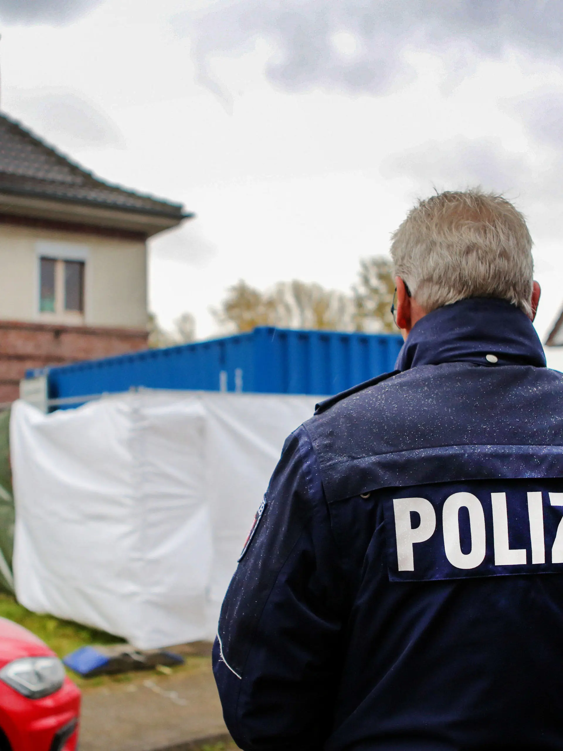 ARCHIV - 11.11.2019, Nordrhein-Westfalen, Alsdorf: Ein Haus wird von der Polizei mit Unterstützung des THW durchsucht. Hier wurde im Zusammenhang mit dem Missbrauchskomplex Bergisch Gladbach ein Verdächtiger festgenommenen und seine Wohnung durchsucht. Im Fall Bergisch Gladbach sind die Ermittler auf Spuren von mehr als 30 000 Verdächtigen gestoßen. (zu dpa/lnw: "Staatsanwalt zu Missbrauch: «Meines Erachtens eine neue Dimension») Foto: Dagmar Meyer-Roeger/dmp press/dpa +++ dpa-Bildfunk +++