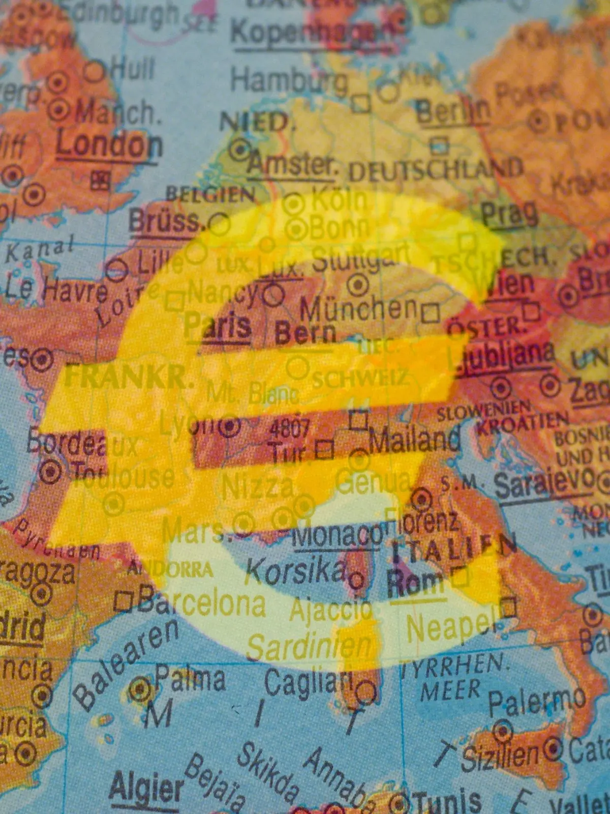 ILLUSTRATION - Ein Eurosymbol ist am Mittwoch (13.07.2011) über Europa auf einem beleuchteten Globus in Frankfurt (Oder) zu sehen (Aufnahme mit Doppelbelichtung). Nach Griechenland und Portugal hat die mächtige Ratingagentur Moody's nun auch Irland auf «Ramschniveau» herabgestuft und über die Zahlungsfähigkeit Italiens gibt es Spekulationen. Von einigen EU-Mitgliedern wird ein baldiger EU-Sondergipfel auf höchster Ebene angestrebt. Foto: Patrick Pleul dpa/lbn  +++(c) dpa - Bildfunk+++